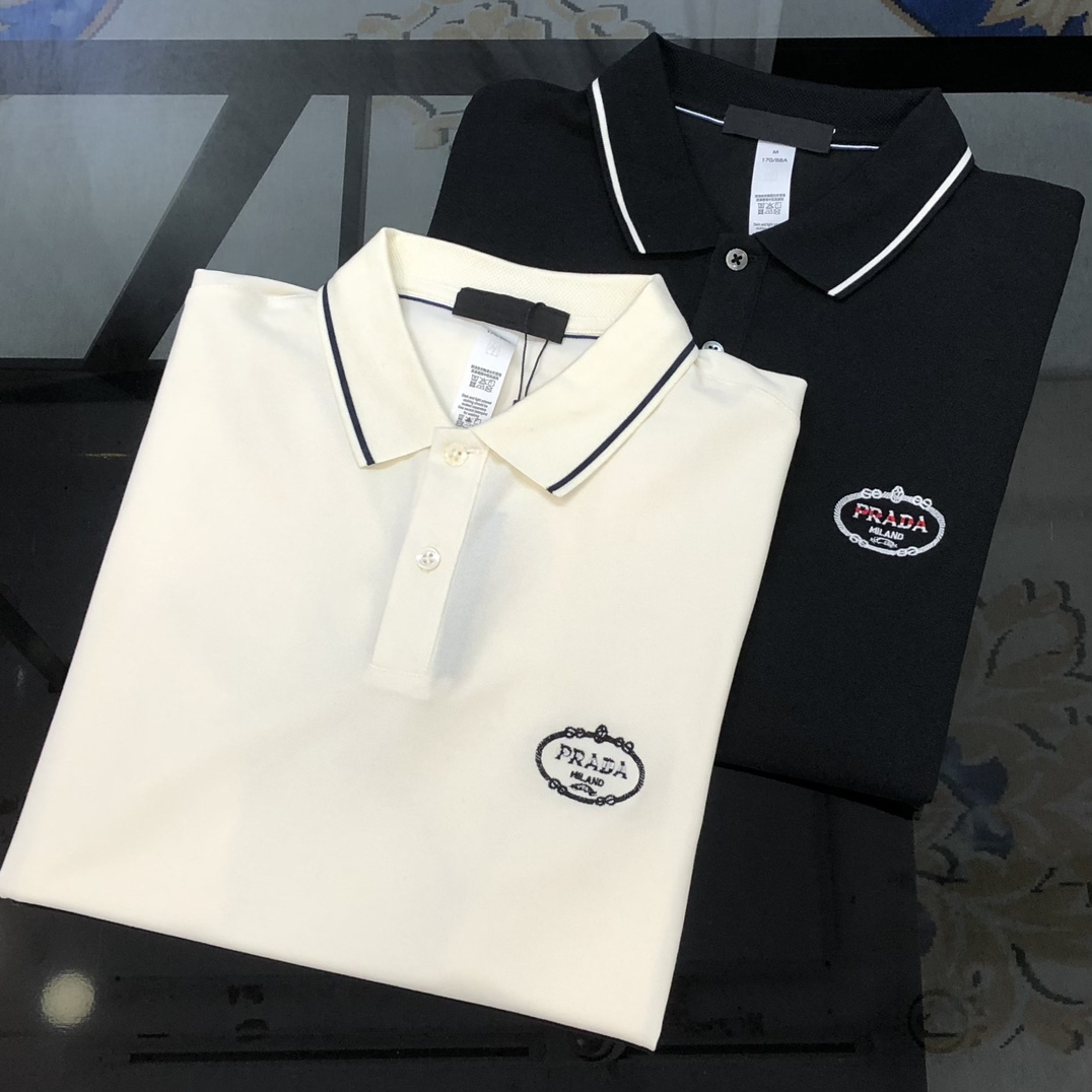 NO:429661,P*ADA 2025 spring and summer new original single men's lapel Polo shirt short-sleeved T-shirt high-end customization simple and fashionable and versatile style chest three-dimensional embroidered letter logo design custom imported bead-ground pure cotton fabric comfortable to wear, breathable, high grade and texture, simple and generous, fashionable and personalized, casual and casual upper body, handsome and stylish, showing the temperament of a big brand. Size M-3XL (maximum wearable about 185 kilograms, please report height and weight to place an order) Shipping the next day Black Beige,,prada,T-shirt,tees,t-shirt,alexander wang19860909P*ADA 普拉哒2025春夏新款原单男士翻领Polo衫短袖T恤 高端定制 简洁时尚百搭爆款胸前立体刺绣字母logo设计 定制进口珠地纯棉面料 穿着舒适 透气 档次高很有质感 简单大方得体 时尚不失个性 上身休闲随性 帅气有型 彰显大牌气质.尺码M-3XL（最大可穿185斤左右 下单请报身高体重) 隔天出货 黑色 米色,,prada,T-shirt,tees，t-shirt,alexander wang,Men's clothing