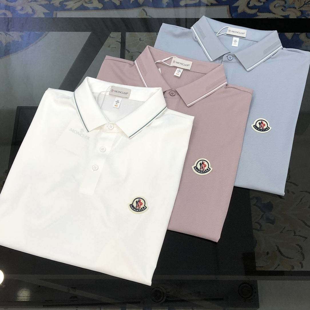 NO:429678,M*ncler 2025 spring and summer new style original single men's lapel Polo shirt short-sleeved T-shirt high-end customization simple and fashionable and versatile chest embroidered logo design custom imported mulberry silk fabric comfortable to wear, breathable, high grade and texture, simple and generous, stylish and unique, casual and casual upper body, handsome and stylish, showing the temperament of a big brand. Size M-4XL (maximum wearable about 195 kilograms, please report height and weight to place an order) Shipping the next day White Pink Light blue, Moncler, T-shirt,tees, t-shirt,alexander wang19860909M*ncler 蒙口2025春夏新款原单男士翻领Polo衫短袖T恤 高端定制 简洁时尚百搭爆款胸前绣logo标设计 定制进口桑蚕丝面料 穿着舒适 透气 档次高很有质感 简单大方得体 时尚不失个性 上身休闲随性 帅气有型 彰显大牌气质.尺码M-4XL（最大可穿195斤左右 下单请报身高体重) 隔天出货 白色 粉色 浅蓝色,,Moncler,T-shirt,tees，t-shirt,alexander wang,Men's clothing
