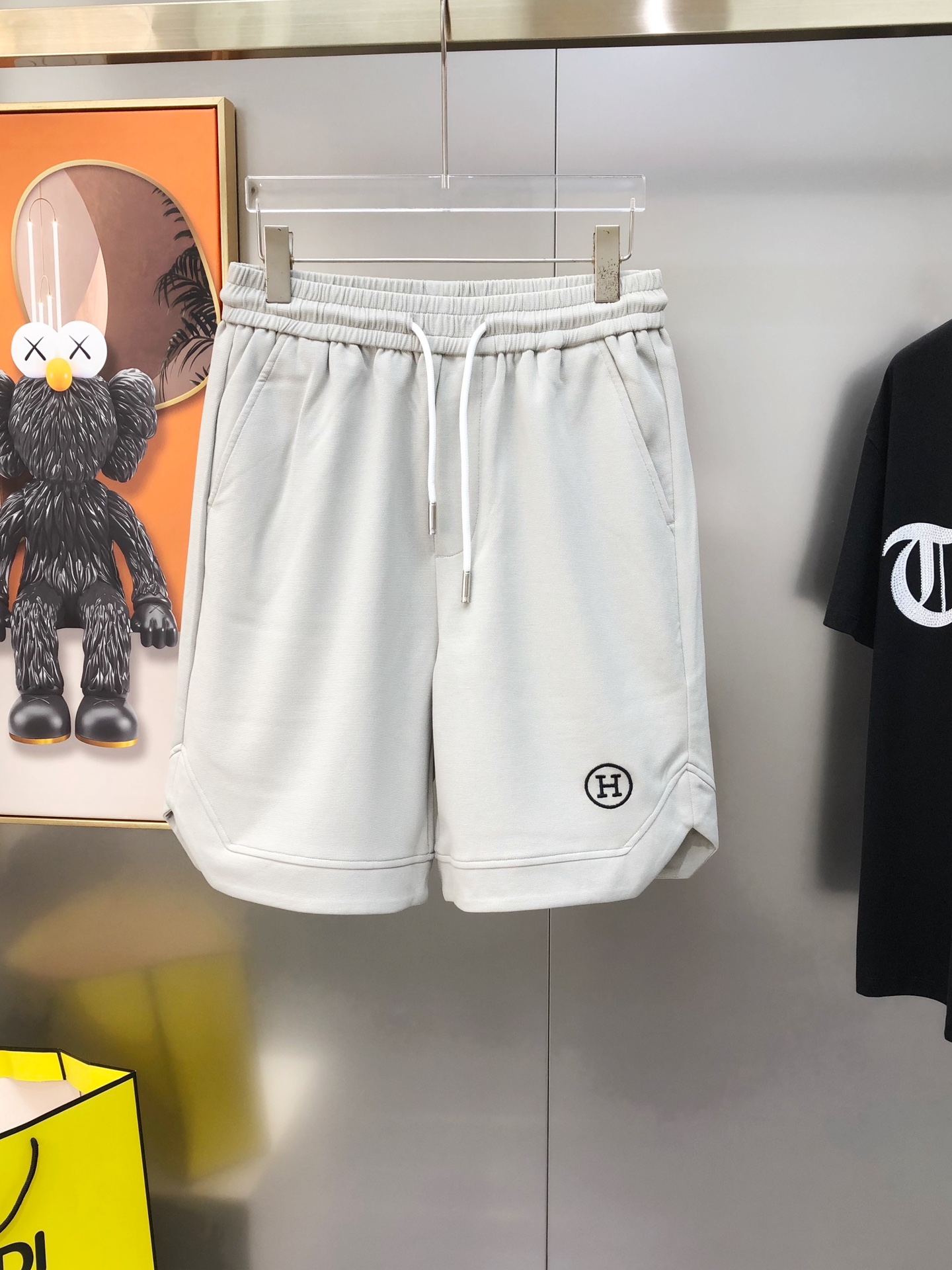 Hermes Eimas 2025 Men’s Leisure Shorts: High-End Fashion with Custom Embroidery - 图片 1