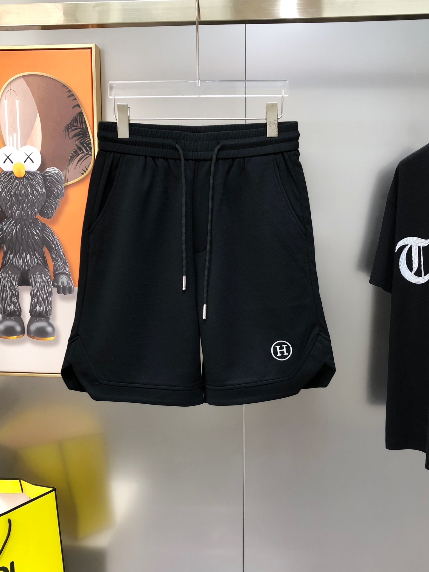 Hermes Eimas 2025 Men’s Leisure Shorts: High-End Fashion with Custom Embroidery - 图片 2