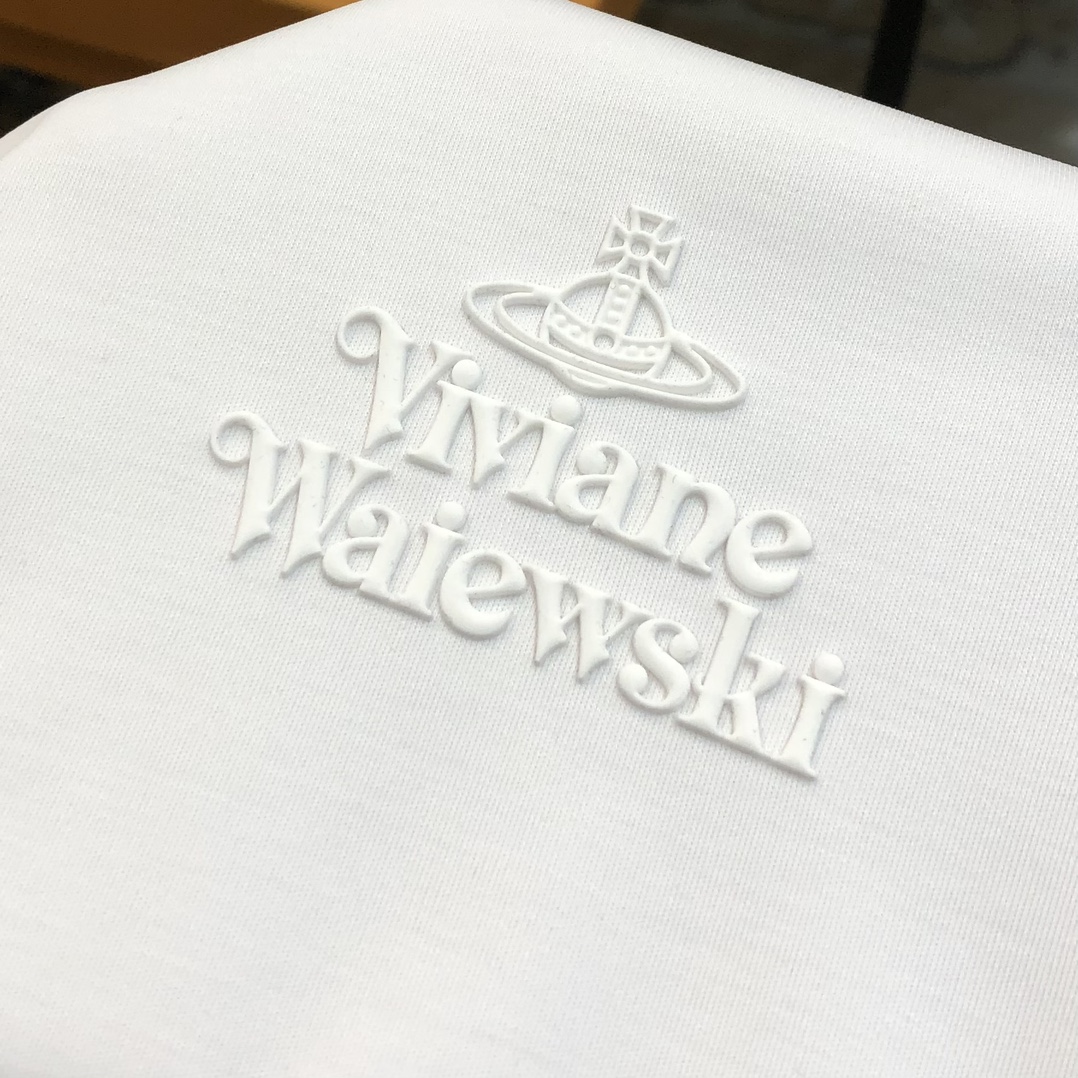 “Vivienne Westwood Queen of Westwood T-shirt: High-end Fashion with Custom Design” - 图片 7