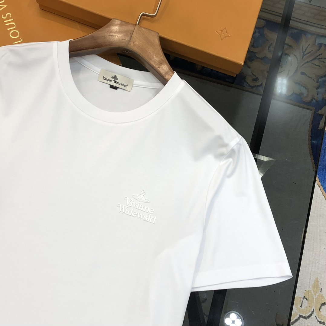 “Vivienne Westwood Queen of Westwood T-shirt: High-end Fashion with Custom Design” - 图片 5