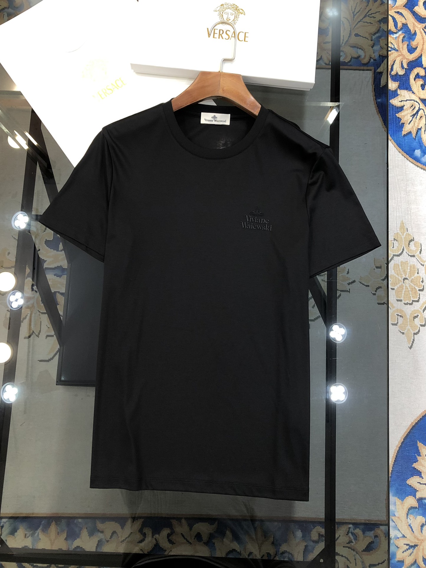 “Vivienne Westwood Queen of Westwood T-shirt: High-end Fashion with Custom Design” - 图片 2