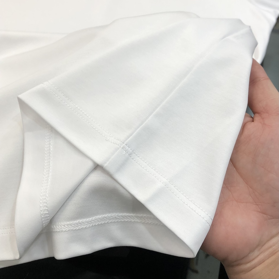 “Vivienne Westwood Queen of Westwood T-shirt: High-end Fashion with Custom Design” - 图片 8