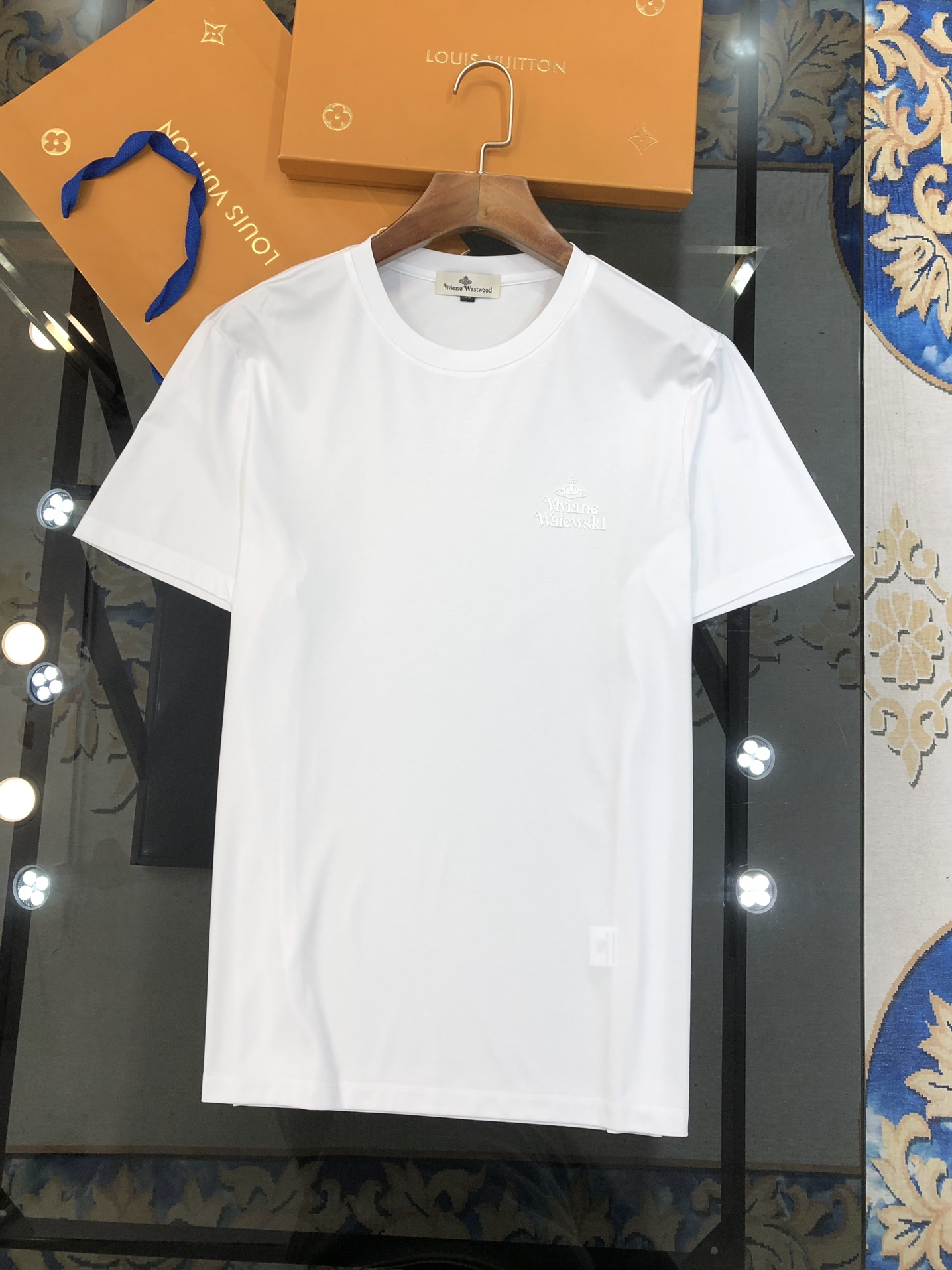 “Vivienne Westwood Queen of Westwood T-shirt: High-end Fashion with Custom Design” - 图片 3