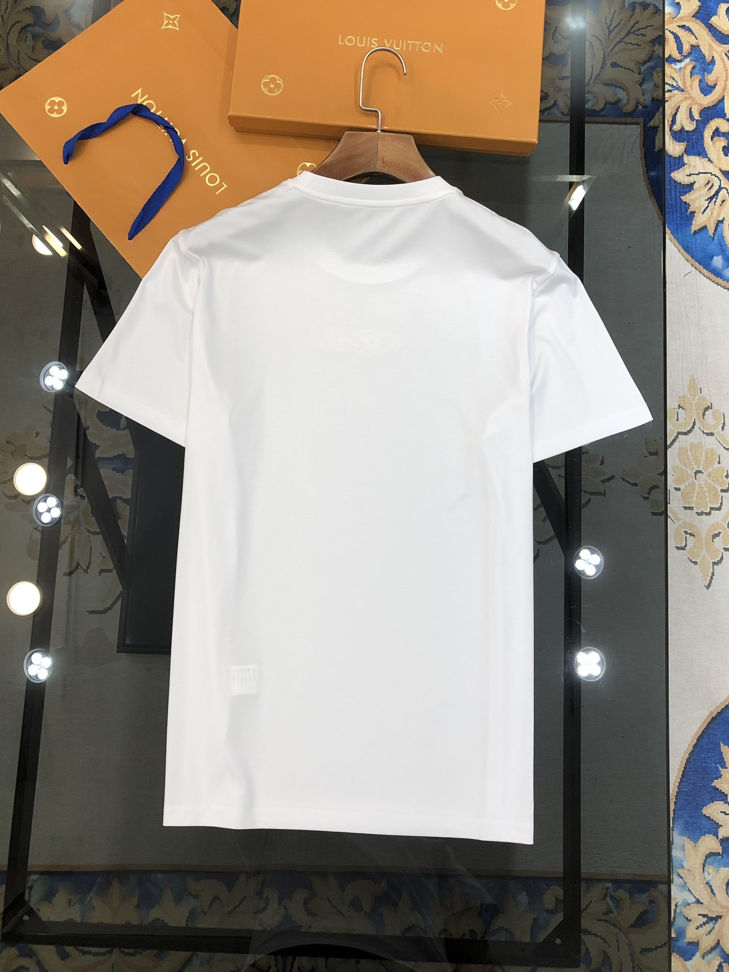 “Vivienne Westwood Queen of Westwood T-shirt: High-end Fashion with Custom Design” - 图片 9