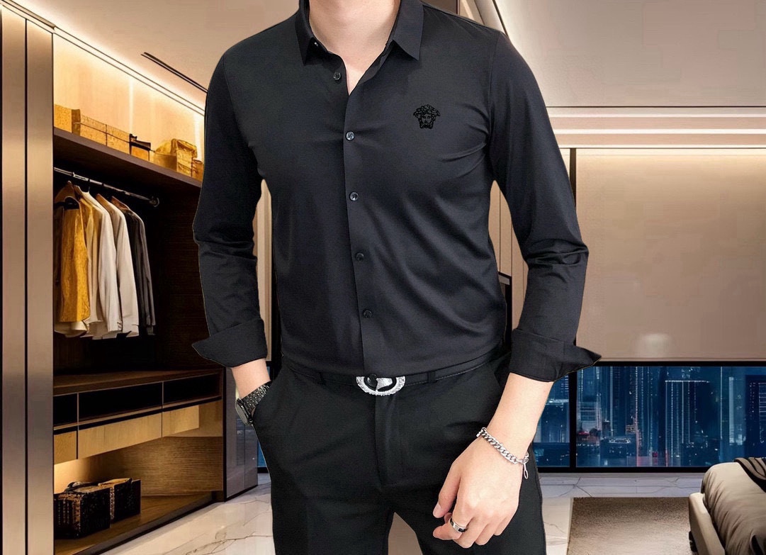 NO:442572,V*rsace Versace 2025 new men's original single casual long-sleeved shirt is released simultaneously on the official website. Simple, fashionable and versatile, high-end quality seamless cutting and edging, three-dimensional embroidered Medusa logo design Custom imported Jinmintian silk cotton fabric, high elasticity, no wrinkles, customized hardware accessories, comfortable to wear, breathable, high grade and texture, simple and generous, fashionable and unique, casual, handsome and stylish, showing the temperament of a big brand. Size M-4XL (maximum wearable about 195 kilograms, please report height and weight to place an order) shipped the next day, versace, shirts, alexander wang19860909V*rsace 范思哲2025新款男士原单休闲长袖衬衫 官网同步发售 简洁时尚百搭 高端品质无缝切割包边 立体刺绣美杜莎logo设计 定制进口锦氨天丝棉面料 弹力大 不起皱 定制五金辅料 穿着舒适 透气 档次高很有质感 简单大方得体 时尚不失个性 上身休闲随性 帅气有型 彰显大牌气质.尺码M-4XL（最大可穿195斤左右 下单请报身高体重)隔天出货,,versace,shirts,alexander wang,Men's clothing