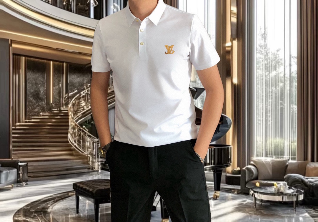 NO:442615,LV Louis Vuitton 2025 spring and summer new original single men's lapel short-sleeved Polo shirt T-shirt hit style simple and fashionable and versatile high-end quality seamless edging chest embroidery logo pattern design Custom imported double-strand mercerized bead floor cotton fabric comfortable to wear, breathable, high-grade and textured, simple and generous, fashionable and personalized, casual and casual upper body, handsome and stylish, showing the temperament of a big brand. Size M-4XL (maximum wearable about 195 kilograms, please report height and weight to place an order),,louis vuitton,louis vuitton,T-shirt,tees,t-shirt,alexander wang19860909LV 路易威登2025春夏新款原单男士翻领短袖Polo衫T恤 爆款 简洁时尚百搭 高端品质 无缝包边 胸前刺绣logo图案设计 定制进口双股丝光珠地棉面料 穿着舒适 透气 档次高很有质感 简单大方得体 时尚不失个性 上身休闲随性 帅气有型 彰显大牌气质.尺码M-4XL（最大可穿195斤左右 下单请报身高体重）,,louis vuitton,louis vuitton,T-shirt,tees，t-shirt,alexander wang,Men's clothing