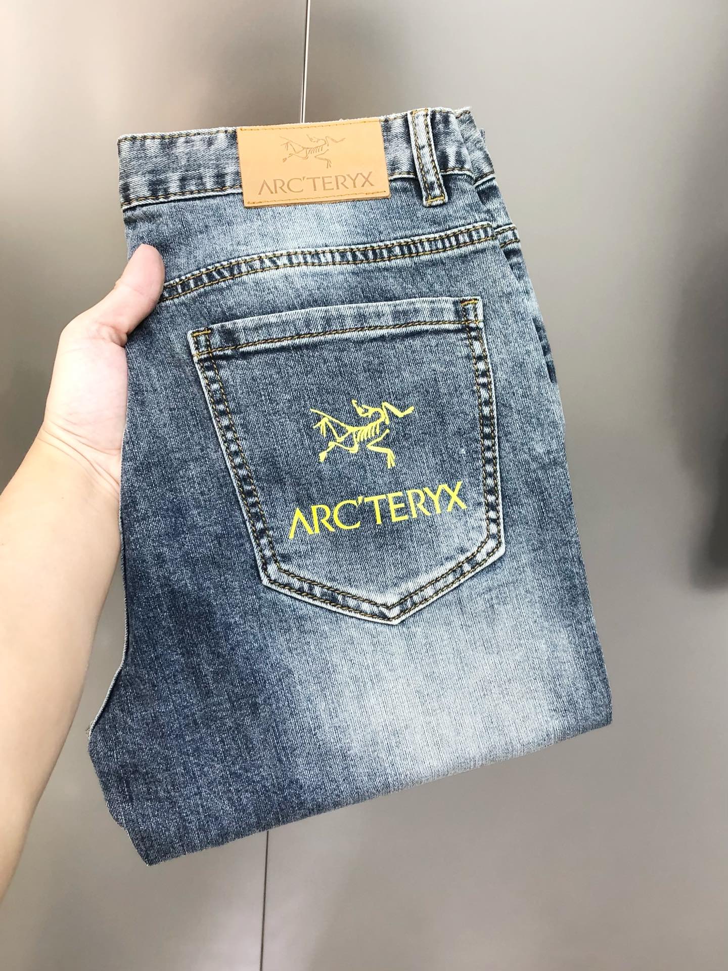 NO:442569,Archaeoptera bird 2025 spring and summer new style for men's slim foot jeans, the official website is simple and fashionable, the hot personalized hole, high-end customization, original single-stand-rule printing, ironing diamond printing, the logo pattern design, custom imported denim washing, pure cotton fabric, original auxiliary materials, fine workmanship, cool and energetic, soft and delicate, comfortable and breathable, commuting style, extremely high matching rate, the wear rate is overwhelming, counter quality, super handsome upper body, stylish, 28-36 (elastic) has 35 shipped the next day, arc'teryx, jeans, alexander wang19860909始祖鸟2025春夏新款男士修身小脚牛仔裤 官网同步简洁时尚 爆款个性破洞 高端定制 原单狠货 印胶烫钻印胶字母logo图案设计 定制进口丹宁水洗牛仔纯棉面料 原版辅料 做工精细 酷劲活力十足 柔软细腻 舒适透气 通勤款 搭配率极高 耐穿率爆表 专柜品质 上身超帅气 有型 码数 28-36（有弹力)有35 隔天出货,arc'teryx,jeans,alexander wang,Men's clothing