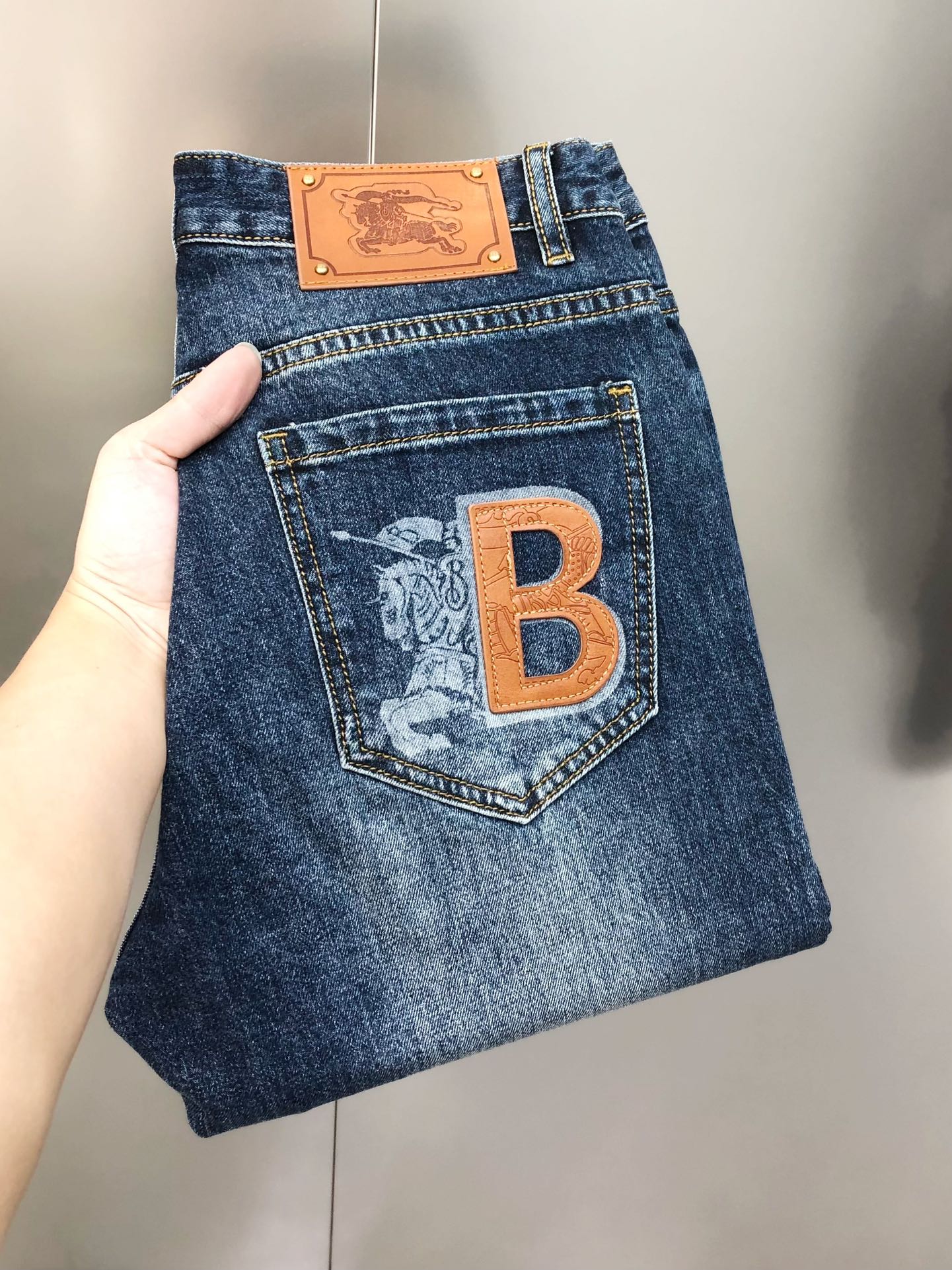 NO:442581,BURBE** Burberry 2025 spring and summer new men's slim foot jeans, the official website is simple and fashionable, hot, high-end customization, original single-stand-embroidery, printed embroidered leather logo, war horse logo pattern design, custom imported denim washing denim pure cotton fabric, original auxiliary materials, fine workmanship, cool and energetic, soft and delicate, comfortable and breathable, commuter style, extremely high matching rate, overwhelming wear rate, counter quality, super handsome upper body, stylish, 28-36 (elastic) 35 shipped the next day,,burberry,burberry,jeans,alexander wang19860909BURBE** 巴宝莉2025春夏新款男士修身小脚牛仔裤 官网同步简洁时尚 爆款 高端定制 原单狠货 印花绣皮标战马logo图案设计 定制进口丹宁水洗牛仔纯棉面料 原版辅料 做工精细 酷劲活力十足 柔软细腻 舒适透气 通勤款 搭配率极高 耐穿率爆表 专柜品质 上身超帅气 有型 码数 28-36（有弹力)有35 隔天出货,,burberry,burberry,jeans,alexander wang,Men's clothing