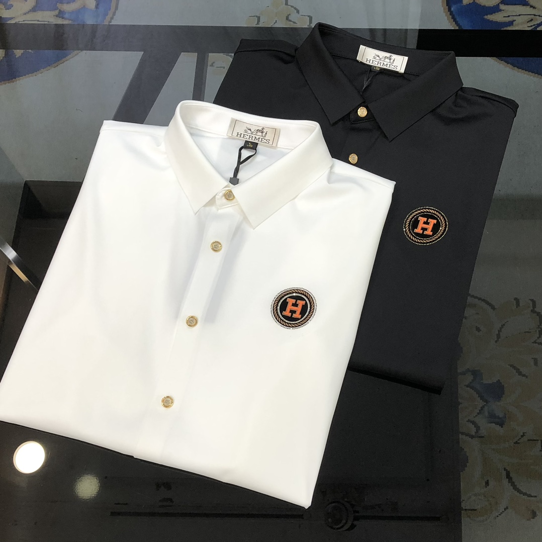 NO:444478,H*rmes Hermes new men's original single casual long-sleeved shirt is released simultaneously on the official website. Simple, fashionable and versatile. High-end quality seamless cutting and edging. Chest hot stamping logo pattern design. Custom imported Jinmintian silk cotton fabric. High elasticity and no wrinkle. Custom hardware accessories. Comfortable and breathable. High-grade and texture. Simple and generous. Fashionable and personalized. The upper body is casual and casual. Handsome and stylish. Show the temperament of a big brand. Size M-4XL (maximum wearable about 195 kilograms. Please report height and weight to place an order) Black and white. Shipped the next day,, hermes,shirts,alexander wang19860909H*rmes 爱马仕新款男士原单休闲长袖衬衫 官网同步发售 简洁时尚百搭 高端品质无缝切割包边 胸前烫印logo图案设计 定制进口锦氨天丝棉面料 弹力大 不起皱 定制五金辅料 穿着舒适 透气 档次高很有质感 简单大方得体 时尚不失个性 上身休闲随性 帅气有型 彰显大牌气质.尺码M-4XL（最大可穿195斤左右 下单请报身高体重)黑色 白色 隔天出货,,hermes,shirts,alexander wang,Men's clothing