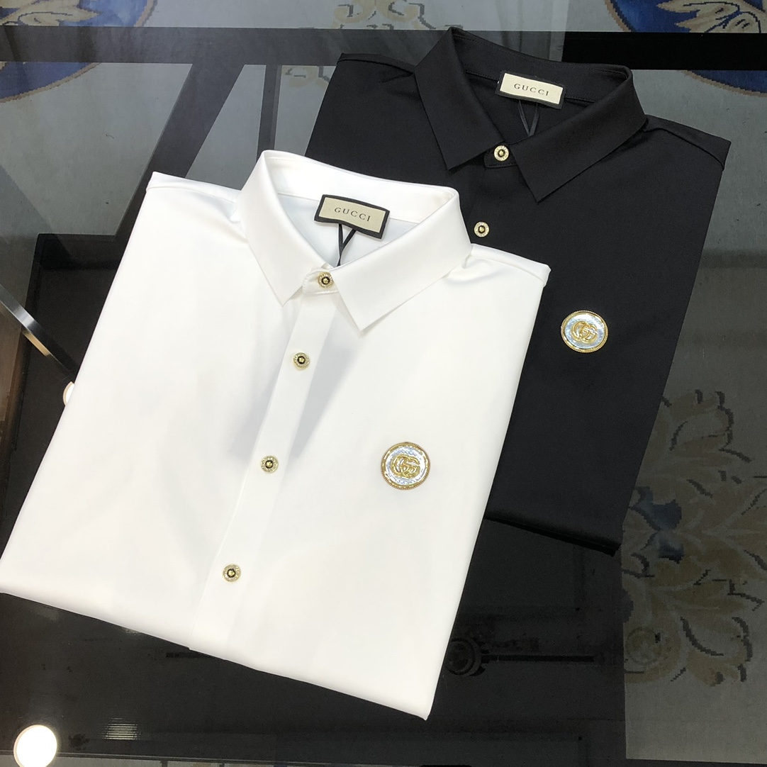 NO:444480,G*cci Guqi new men's original single casual long-sleeved shirt is released simultaneously on the official website. Simple, fashionable and versatile. High-end quality seamless cutting and edging. Chest hot stamping logo pattern design. Custom imported Jinmintian silk cotton fabric. High elasticity and no wrinkle. Customized hardware accessories. Comfortable and breathable. High grade and texture. Simple and generous. Fashionable and personalized. The upper body is casual and casual. Handsome and stylish. Show the temperament of a big brand. Size M-4XL (maximum wearable about 195 kilograms. Please report your height and weight to place an order) Black white,,shirts,alexander wang19860909G*cci 古齐新款男士原单休闲长袖衬衫 官网同步发售 简洁时尚百搭 高端品质无缝切割包边 胸前烫印logo图案设计 定制进口锦氨天丝棉面料 弹力大 不起皱 定制五金辅料 穿着舒适 透气 档次高很有质感 简单大方得体 时尚不失个性 上身休闲随性 帅气有型 彰显大牌气质.尺码M-4XL（最大可穿195斤左右 下单请报身高体重)黑色 白色,,shirts,alexander wang,Men's clothing