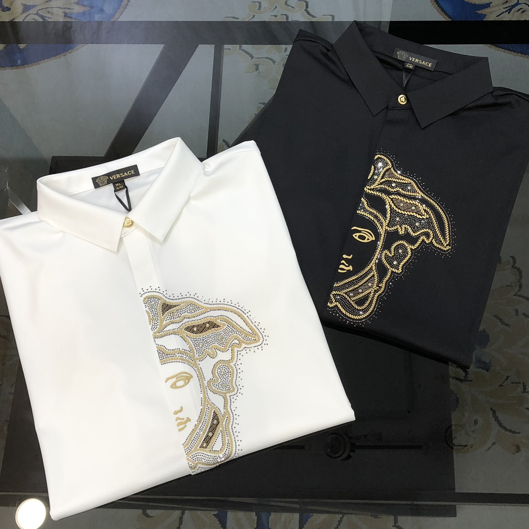 NO:442584,V*rsace Versace's new men's original single casual long-sleeved shirt is released simultaneously on the official website. Simple, fashionable and versatile, high-end quality seamless cutting and edging, ironing diamond-printed glue Medusa logo pattern design Custom imported Jinmintian silk cotton fabric, high elasticity, no wrinkles, customized hardware accessories, comfortable to wear, breathable, high grade and texture, simple and generous, fashionable and unique, casual, handsome and stylish, showing the temperament of a big brand. Size M-4XL (maximum wearable about 195 kilograms, please report height and weight to place an order), versace,shirts,alexander wang19860909V*rsace 范思哲新款男士原单休闲长袖衬衫 官网同步发售 简洁时尚百搭 高端品质无缝切割包边 烫钻印胶美杜莎logo图案设计 定制进口锦氨天丝棉面料 弹力大 不起皱 定制五金辅料 穿着舒适 透气 档次高很有质感 简单大方得体 时尚不失个性 上身休闲随性 帅气有型 彰显大牌气质.尺码M-4XL（最大可穿195斤左右 下单请报身高体重),,versace,shirts,alexander wang,Men's clothing