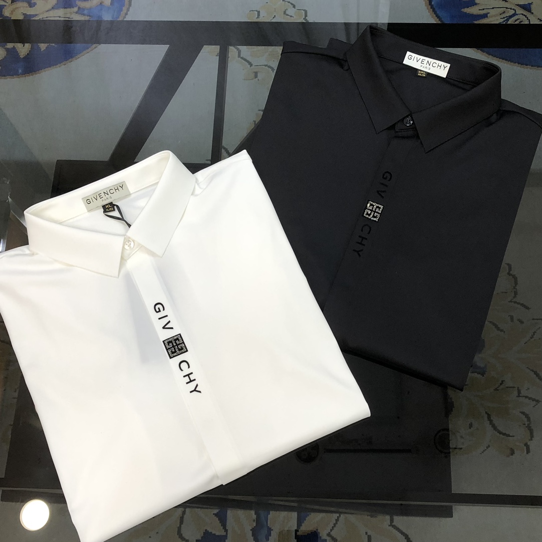 NO:442593,G*venchy Givenchy's new men's original single casual long-sleeved shirt is released simultaneously on the official website. Simple, fashionable and versatile. High-end quality seamless cutting and edging. Logo design of hot diamond-printed letters on the chest. Custom imported Jinmintian silk cotton fabric. High elasticity and no wrinkle. Custom hardware accessories. Comfortable and breathable. High-grade and texture. Simple and generous. Fashionable and unique. The upper body is casual and casual. Handsome and stylish. Show the temperament of a big brand. Size M-4XL (maximum wearable about 195 kilograms. Please report height and weight to place an order) Black White,, givennchy,shirts,alexander wang19860909G*venchy 纪梵希新款男士原单休闲长袖衬衫 官网同步发售 简洁时尚百搭 高端品质无缝切割包边 胸前烫钻印胶字母logo设计 定制进口锦氨天丝棉面料 弹力大 不起皱 定制五金辅料 穿着舒适 透气 档次高很有质感 简单大方得体 时尚不失个性 上身休闲随性 帅气有型 彰显大牌气质.尺码M-4XL（最大可穿195斤左右 下单请报身高体重) 黑色 白色,,givenchy,shirts,alexander wang,Men's clothing