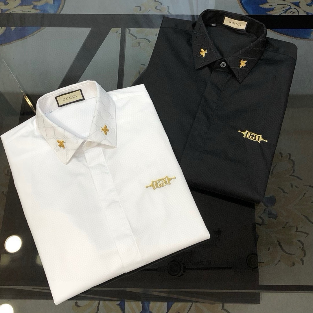 NO:442608,G*cci Guqi new original single men's business casual long-sleeved shirt sold simultaneously on the official website Slim fit style Simple and versatile high-end quality High-version collar and chest three-dimensional embroidered logo Little bee design Customized double strand 120-pronged poplin cotton fabric Soft and delicate, skin-friendly and comfortable, the fabric texture and comfort reach the peak, the super heavy high-end elite business must enter, the OEM factory is very good to make the upper body, the men's must-have items Size 38-43 = S-3XL (please report height and weight if you place an order) Black White Shipping the next day, Shirts, alexander wang19860909G*cci 古齐新款原单男士商务休闲长袖衬衫 官网同步售卖 修身版型 简约百搭 高端品质 高版本领上胸前立体刺绣logo小蜜蜂设计 定制双股120支府绸棉面料 手感柔软细腻 穿着亲肤舒适透气 面料质感与舒适度达到登峰造极 超重高端精英商务必入 代工厂精细做上身非常赞 男士必备单品 尺码38-43＝S-3XL（下单请报身高体重）黑色 白色 隔天出货,,shirts,alexander wang,Men's clothing