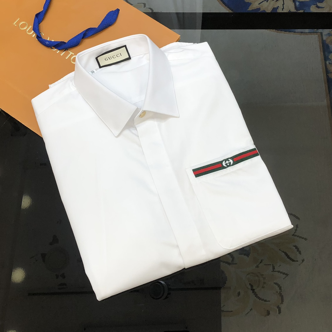 NO:442621,G*cci Guqi new original single men's business casual long-sleeved shirt sold simultaneously on the official website Slim fit style Simple and versatile high-end quality High-version plaque inner splicing webbing Three-dimensional logo design on the chest pocket Customized double-strand 120-pronged poplin cotton fabric Soft and delicate, skin-friendly and comfortable to wear The texture and comfort of the fabric reach the peak. Extra-heavy and high-end elite business must enter. The OEM factory is very good for making the upper body. Must have items for men. Size 38-43 = S-3XL (please report height and weight if you place an order) White. Shirts, alexander wang19860909G*cci 古齐新款原单男士商务休闲长袖衬衫 官网同步售卖 修身版型 简约百搭 高端品质 高版本门襟内里拼接织带 胸前口袋立体logo设计 定制双股120支府绸棉面料 手感柔软细腻 穿着亲肤舒适透气 面料质感与舒适度达到登峰造极 超重高端精英商务必入 代工厂精细做上身非常赞 男士必备单品 尺码38-43＝S-3XL（下单请报身高体重）白色 隔天出货,,shirts,alexander wang,Men's clothing