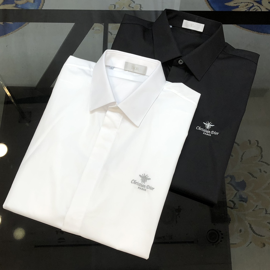 NO:442614,D*or Dior's new original single men's business casual long-sleeved shirt sold simultaneously on the official website Slim fit style Simple and versatile high-end quality High-version three-dimensional embroidered letter logo Little bee design Customized double strand 120-pronged poplin cotton fabric Soft and delicate, skin-friendly and comfortable, the fabric texture and comfort reach the peak, the super heavy high-end elite business must enter, the OEM factory is very good to make the upper body, the men's must-have items Size 38-43 = S-3XL (please report height and weight if you place an order) Black White Shipping the next day, Dior, Shirts, alexander wang19860909D*or 迪奥新款原单男士商务休闲长袖衬衫 官网同步售卖 修身版型 简约百搭 高端品质 高版本胸前立体刺绣字母logo小蜜蜂设计 定制双股120支府绸棉面料 手感柔软细腻 穿着亲肤舒适透气 面料质感与舒适度达到登峰造极 超重高端精英商务必入 代工厂精细做上身非常赞 男士必备单品 尺码38-43＝S-3XL（下单请报身高体重）黑色 白色 隔天出货,,dior,shirts,alexander wang,Men's clothing