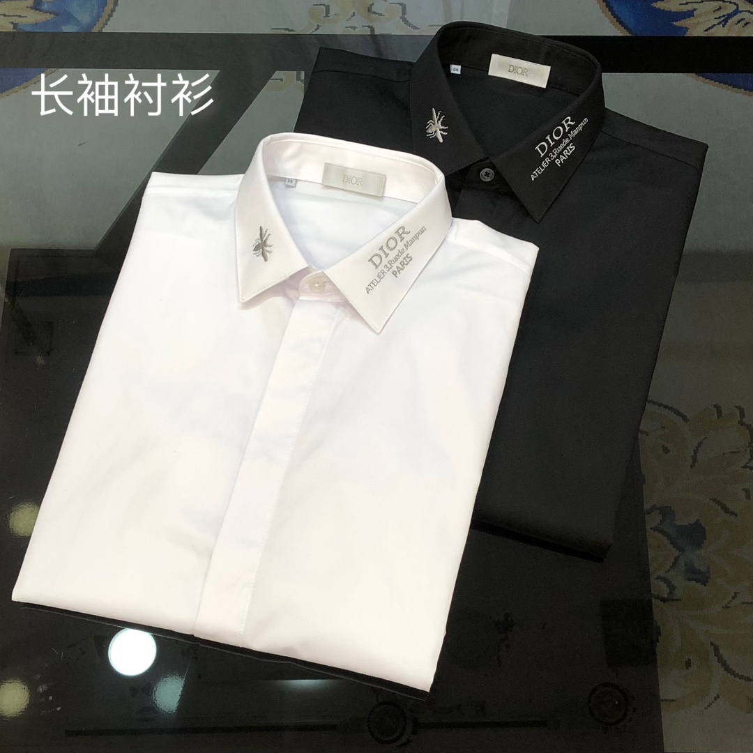 NO:444486,D*or Dior new original single men's business casual long-sleeved shirt sold simultaneously on the official website Slim fit style Simple and versatile High-end quality high-version collar three-dimensional embroidered letter logo Little bee design Customized double strand 120-pronged poplin cotton fabric Soft and delicate touch Skin-friendly and comfortable to wear The texture and comfort of the fabric reach the peak The super heavy high-end elite business must enter The OEM factory is made in a simple, fashionable and versatile casual The upper body is very good The must-have item for men Size 38-43 = S-3XL (please report height and weight if you place an order) Black White Shipping the next day, Dior, Shirts, alexander wang19860909D*or 迪奥新款原单男士商务休闲长袖衬衫 官网同步售卖 修身版型 简约百搭 高端品质高版本领上立体刺绣字母logo小蜜蜂设计 定制双股120支府绸棉面料 手感柔软细腻 穿着亲肤舒适透气 面料质感与舒适度达到登峰造极 超重高端精英商务必入 代工厂精细做简约时尚百搭休闲 上身非常赞 男士必备单品 尺码38-43＝S-3XL（下单请报身高体重）黑色 白色 隔天出货,,dior,shirts,alexander wang,Men's clothing