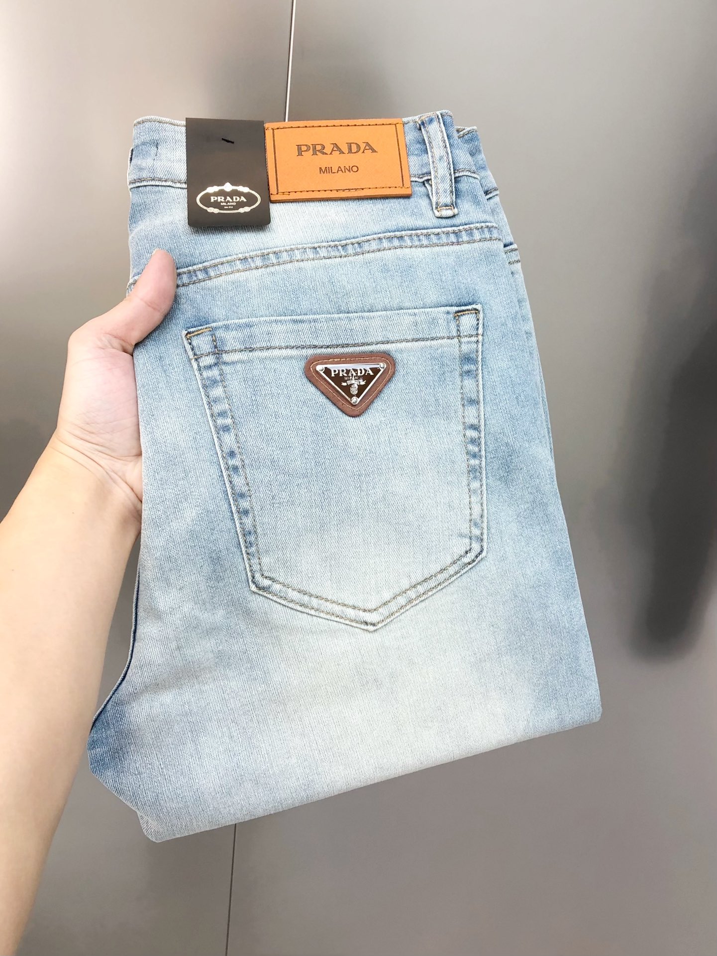 NO:442575,P*ADA 2025 spring and summer new men's slim foot jeans, the official website is simple and fashionable, hot, high-end customization, original single-stand-printed letters, back pants, triangle logo design, custom imported denim-washed denim pure cotton fabric, original auxiliary materials, fine workmanship, cool and energetic, soft and delicate, comfortable and breathable, commuter style, extremely high matching rate, overwhelming wear rate, counter quality, super handsome upper body, stylish, 28-38 (elastic) with 35, not 37, shipped the next day,,prada,jeans,alexander wang19860909P*ADA 普拉哒2025春夏新款男士修身小脚牛仔裤 官网同步简洁时尚 爆款 高端定制 原单狠货 印胶字母后裤袋三角logo标设计 定制进口丹宁水洗牛仔纯棉面料 原版辅料 做工精细 酷劲活力十足 柔软细腻 舒适透气 通勤款 搭配率极高 耐穿率爆表 专柜品质 上身超帅气 有型 码数 28-38（有弹力)有35,没37 隔天出货,,prada,jeans,alexander wang,Men's clothing