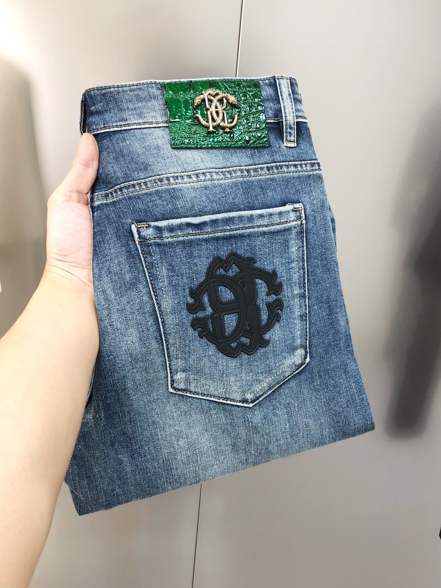 NO:442618,Cavalli spring and summer new men's slim foot jeans, the official website is simple and fashionable, hot, high-end customization, original single, back pants bag embroidered logo pattern design, custom imported denim washing denim pure cotton fabric, original auxiliary materials, fine workmanship, cool and energetic, soft and delicate, comfortable and breathable, commuter style, extremely high matching rate, overwhelming wear rate, counter quality, super handsome upper body, stylish, 28-38 (elastic) not 37, shipped the next day,, jeans, alexander wang19860909卡沃利春夏新款男士修身小脚牛仔裤 官网同步简洁时尚 爆款 高端定制 原单狠货 后裤袋绣logo图案设计 定制进口丹宁水洗牛仔纯棉面料 原版辅料 做工精细 酷劲活力十足 柔软细腻 舒适透气 通勤款 搭配率极高 耐穿率爆表 专柜品质 上身超帅气 有型 码数 28-38（有弹力)没37 隔天出货,,jeans,alexander wang,Men's clothing