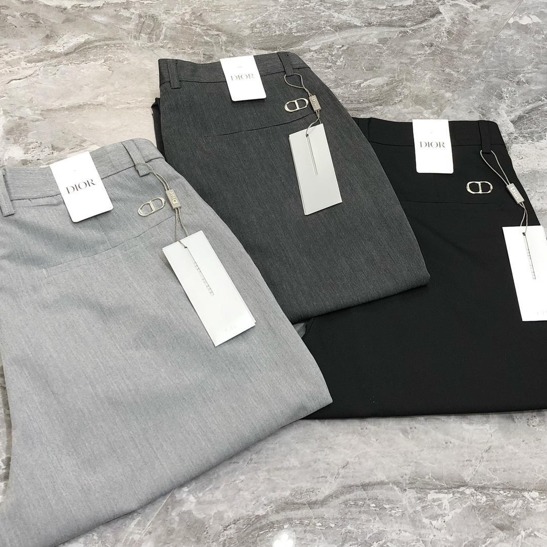 NO:442599,D*or Dior 2025 spring and summer new style original single men's business casual pants, nine-point pants, trousers, sold simultaneously at the counter, high-end goods, simple and elegant, straight and slim fit style, customized original imported cotton fabric, delicate and super soft!  The upper body is good but not tight, so you can enjoy it at first sight and buy it at first sight!  The overall appearance is designed without many embellishments!  Customized original all-in-one auxiliary materials!  Simple, OEM factory can make commuting models and business casuals. Size 28-38 sizes without 35, 37 shipped the next day. 3 colors available, dior, alexander wang19860909D*or 迪奥2025春夏新款原单男士商务休闲裤 九分裤 西裤 柜台同步售卖 高端货 简洁大方百搭 直筒偏修身版型 定制原版进口纯棉面料 面料细腻、超柔软！上身型好、却不绷紧,让你一眼就入心、一眼就入手！外观整体无多点缀设计 ！定制原版全品辅料！简简单单,代工厂精细做通勤款、商务休闲皆可 尺码28-38码 没35,37隔天出货 3色可选,,dior,alexander wang,Men's clothing