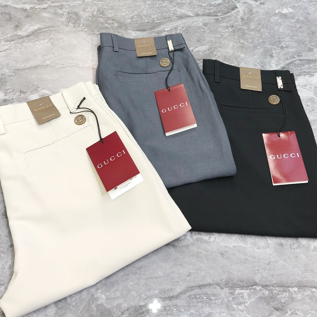 NO:442607,G*cci Guqi 2025 spring and summer new style original single men's business casual pants, cropped pants, trousers, sold simultaneously at the counter, high-end goods, simple, generous and versatile, straight and slim fit style, customized original imported cotton fabric, delicate and super soft!  The upper body is good but not tight, so you can enjoy it at first sight and buy it at first sight!  The overall appearance is designed without many embellishments!  Customized original all-in-one auxiliary materials!  Simple, OEM factory can make commuting models and business casuals. Size 28-38 sizes. No 35, 37 shipped the next day. 3 colors available, alexander wang19860909G*cci 古齐2025春夏新款原单男士商务休闲裤 九分裤 西裤 柜台同步售卖 高端货 简洁大方百搭 直筒偏修身版型 定制原版进口纯棉面料 面料细腻、超柔软！上身型好、却不绷紧,让你一眼就入心、一眼就入手！外观整体无多点缀设计 ！定制原版全品辅料！简简单单,代工厂精细做通勤款、商务休闲皆可 尺码28-38码 没35,37隔天出货 3色可选,,alexander wang,Men's clothing