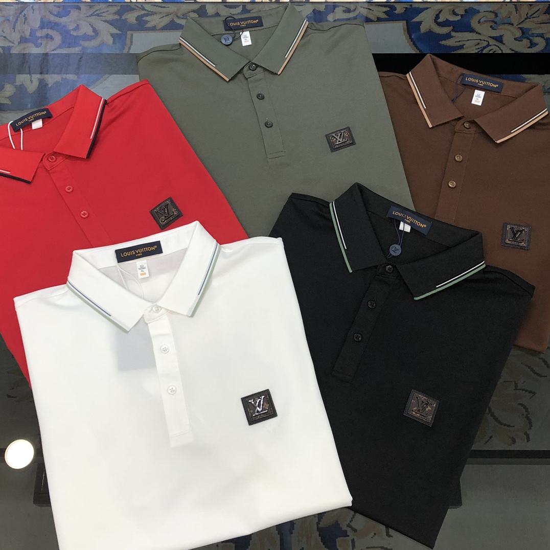 NO:444498,LV Louis Vuitton 2025 spring and summer new original single men's lapel Polo shirt short-sleeved T-shirt high-end customization simple and fashionable and versatile chest embroidered logo design custom imported mercerized bead floor cotton fabric comfortable to wear, breathable, high grade and texture, simple and generous, stylish and unique, casual and casual upper body, handsome and stylish, showing the temperament of a big brand. Size M-4XL (maximum wearable about 195 kilograms, please report height and weight to place an order) shipped the next day 5 colors available,,louis vuitton,louis vuitton,T-shirt,tees,t-shirt,alexander wang19860909LV 路易威登2025春夏新款原单男士翻领Polo衫短袖T恤 高端定制 简洁时尚百搭爆款胸前绣logo标设计 定制进口丝光珠地棉面料 穿着舒适 透气 档次高很有质感 简单大方得体 时尚不失个性 上身休闲随性 帅气有型 彰显大牌气质.尺码M-4XL（最大可穿195斤左右 下单请报身高体重) 隔天出货 5色可选,,louis vuitton,louis vuitton,T-shirt,tees，t-shirt,alexander wang,Men's clothing