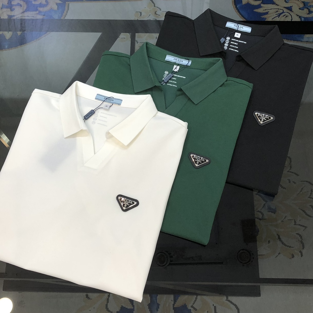 NO:444504,P*ADA 2025 spring and summer new original single men's lapel Polo shirt short-sleeved T-shirt high-end customization simple and fashionable and versatile chest embroidered triangle logo design custom imported bead-ground pure cotton fabric comfortable to wear, breathable, high grade and texture, simple and generous, fashionable and personalized, casual and casual upper body, handsome and stylish, showing the temperament of a big brand. Size M-4XL (maximum wearable about 195 kilograms, please report height and weight to place an order) Shipping the next day Black White Green,,prada,T-shirt,tees,t-shirt,alexander wang19860909P*ADA 普拉哒2025春夏新款原单男士翻领Polo衫短袖T恤 高端定制 简洁时尚百搭爆款胸前绣三角logo标设计 定制进口珠地纯棉面料 穿着舒适 透气 档次高很有质感 简单大方得体 时尚不失个性 上身休闲随性 帅气有型 彰显大牌气质.尺码M-4XL（最大可穿195斤左右 下单请报身高体重) 隔天出货 黑色 白色 绿色,,prada,T-shirt,tees，t-shirt,alexander wang,Men's clothing
