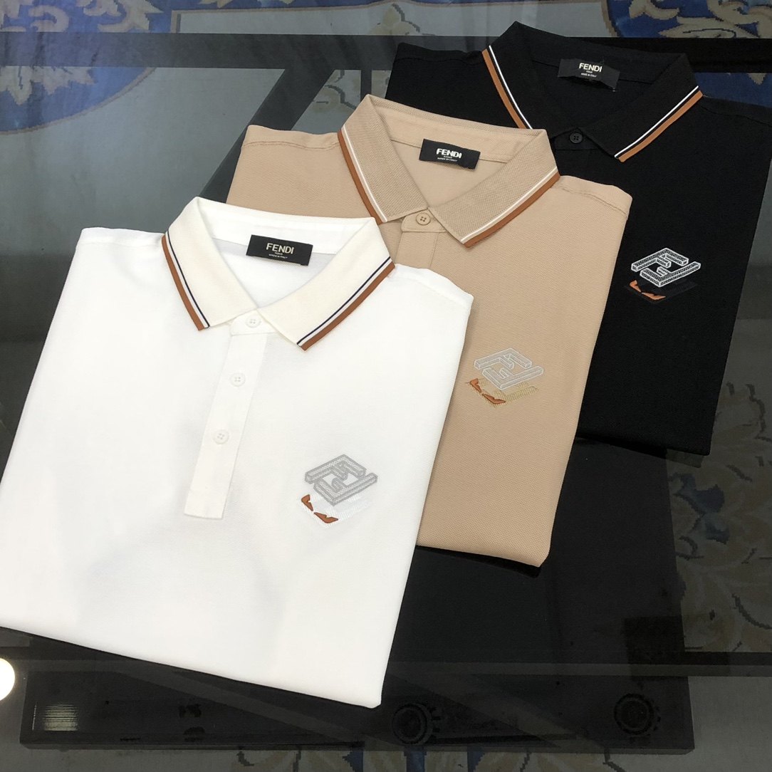 NO:444509,FD Fendi 2025 spring and summer new original single men's lapel Polo shirt short-sleeved T-shirt high-end customization simple and fashionable and versatile chest three-dimensional embroidered logo pattern design custom imported double-strand pearl-ground pure cotton fabric comfortable to wear, breathable, high grade and texture, simple and generous, fashionable and personalized, casual and casual upper body, handsome and stylish, showing the temperament of a big brand. Size M-3XL (maximum wearable about 190 pounds, please report height and weight to place an order) Shipping the next day Black White Khaki,,fendi,T-shirt,tees,t-shirt,alexander wang19860909FD 芬迪2025春夏新款原单男士翻领Polo衫短袖T恤 高版本 高端定制 简洁时尚百搭爆款胸前立体刺绣logo图案设计 定制进口双股珠地纯棉面料 穿着舒适 透气 档次高很有质感 简单大方得体 时尚不失个性 上身休闲随性 帅气有型 彰显大牌气质.尺码M-3XL（最大可穿190斤左右 下单请报身高体重) 隔天出货 黑色 白色 卡其色,,fendi,T-shirt,tees，t-shirt,alexander wang,Men's clothing