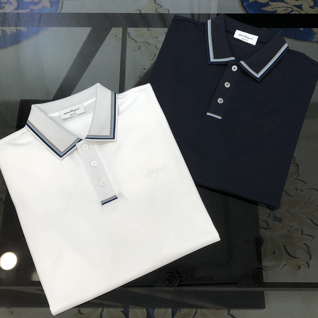 NO:444515,Ferragamo 2025 spring and summer new original single men's lapel Polo shirt short-sleeved T-shirt high-end customization simple and fashionable and versatile style chest three-dimensional embroidered letter logo design custom imported double-stranded pure cotton fabric comfortable to wear, breathable, high grade and texture, simple and generous, fashionable and personalized, casual and casual upper body, handsome and stylish, showing the temperament of a big brand. Size M-3XL (maximum wearable pounds, please report height and weight to place an order) Navy blue white Shipment the next day, ferragamo, T-shirt,tees, t-shirt,alexander wang19860909菲拉格慕2025春夏新款原单男士翻领Polo衫短袖T恤 高版本 高端定制 简洁时尚百搭爆款胸前立体刺绣字母logo设计 定制进口双股珠地纯棉面料 穿着舒适 透气 档次高很有质感 简单大方得体 时尚不失个性 上身休闲随性 帅气有型 彰显大牌气质.尺码M-3XL（最大可穿斤左右 下单请报身高体重) 藏青色 白色 隔天出货,,ferragamo,T-shirt,tees，t-shirt,alexander wang,Men's clothing