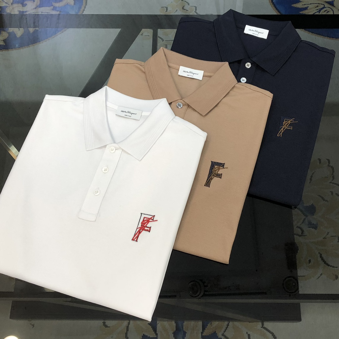 NO:442633,Ferragamo 2025 spring and summer new original single men's lapel Polo shirt short-sleeved T-shirt high-end customization simple and fashionable and versatile chest three-dimensional embroidered logo pattern design custom imported double-strand pearl-ground pure cotton fabric comfortable to wear, breathable, high grade and texture, simple and generous, fashionable and personalized, casual and casual upper body, handsome and stylish, showing the temperament of a big brand. Size M-3XL (maximum wearable pounds, please report height and weight to place an order) Shipping the next day Navy blue Khaki White, ferragamo, T-shirt,tees, t-shirt,alexander wang19860909菲拉格慕2025春夏新款原单男士翻领Polo衫短袖T恤 高版本 高端定制 简洁时尚百搭爆款胸前立体刺绣logo图案设计 定制进口双股珠地纯棉面料 穿着舒适 透气 档次高很有质感 简单大方得体 时尚不失个性 上身休闲随性 帅气有型 彰显大牌气质.尺码M-3XL（最大可穿斤左右 下单请报身高体重) 隔天出货 藏青色 卡其色 白色,,ferragamo,T-shirt,tees，t-shirt,alexander wang,Men's clothing