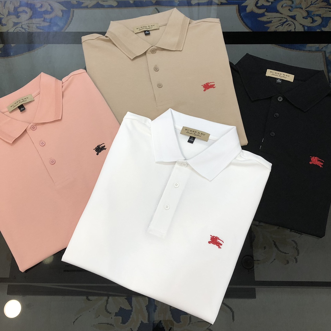 NO:442660,BURBE** Burberry 2025 spring and summer new original single men's lapel Polo shirt short-sleeved T-shirt high-end customization simple and fashionable and versatile style chest three-dimensional embroidered war horse logo pattern design custom imported pearl-ground pure cotton fabric comfortable to wear, breathable, high grade and texture, simple and generous, fashionable and personalized, casual and casual upper body, handsome and stylish, showing the temperament of a big brand. Size M-4XL (maximum wearable about 195 kilograms, please report height and weight to place an order) Shipping the next day 4 colors available, burberry, burberry, T-shirt, tees, t-shirt, alexander wang19860909BURBE** 巴宝莉2025春夏新款原单男士翻领Polo衫短袖T恤 高端定制 简洁时尚百搭爆款胸前立体刺绣战马logo图案设计 定制进口珠地纯棉面料 穿着舒适 透气 档次高很有质感 简单大方得体 时尚不失个性 上身休闲随性 帅气有型 彰显大牌气质.尺码M-4XL（最大可穿195斤左右 下单请报身高体重) 隔天出货 4色可选,,burberry,burberry,T-shirt,tees，t-shirt,alexander wang,Men's clothing