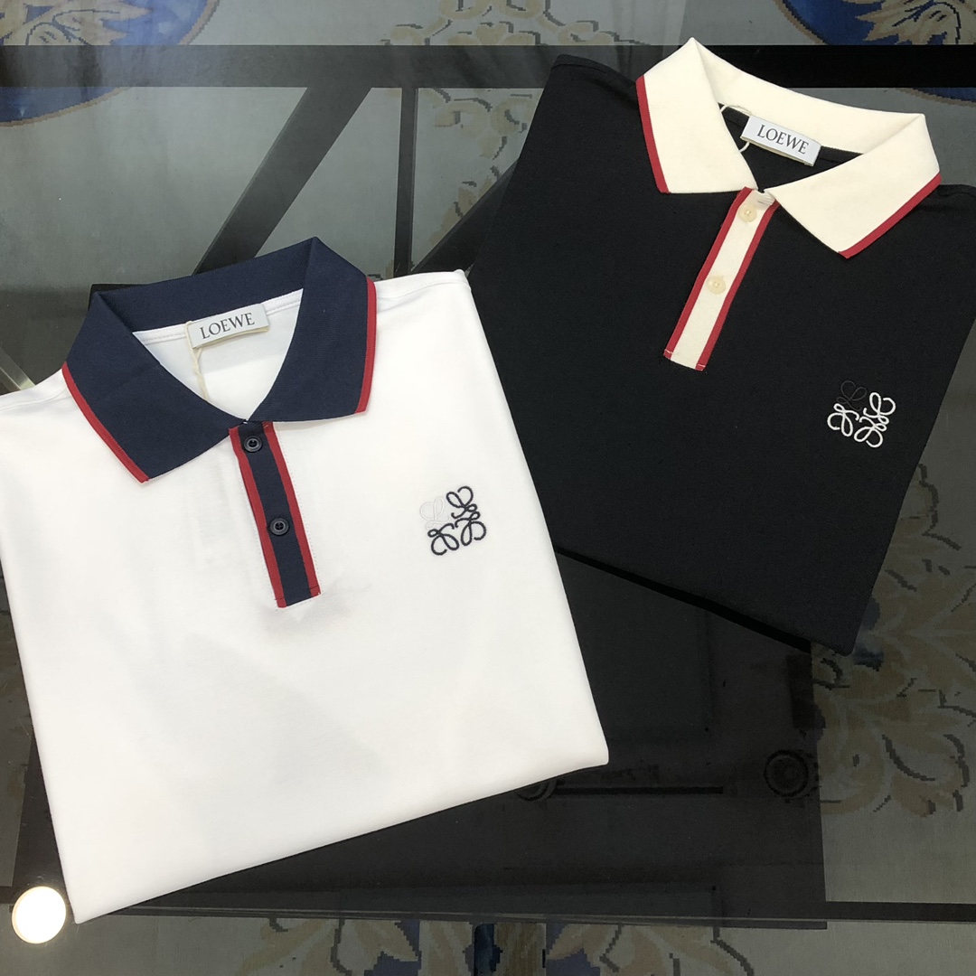NO:444521,L*EWE Luo Yiwei's new spring and summer 2025 original single men's lapel Polo shirt short-sleeved T-shirt OS loose style high-end customization Simple and fashionable and versatile chest embroidery logo pattern design Custom imported bead-ground pure cotton fabric Comfortable to wear, breathable, high-grade and textured, simple and generous, fashionable and personalized, casual and casual upper body, handsome and stylish, showing the temperament of a big brand. Size XS-XL (large, maximum wearable about 200 pounds, please report height and weight to place an order) Shipping the next day Black White,,loewe, T-shirt,tees, t-shirt,alexander wang19860909L*EWE 罗意葳2025春夏新款原单男士翻领Polo衫短袖T恤 OS宽松版型高端定制 简洁时尚百搭爆款胸前刺绣logo图案设计 定制进口珠地纯棉面料 穿着舒适 透气 档次高很有质感 简单大方得体 时尚不失个性 上身休闲随性 帅气有型 彰显大牌气质.尺码XS-XL（偏大 最大可穿200斤左右 下单请报身高体重) 隔天出货 黑色 白色,,loewe,T-shirt,tees，t-shirt,alexander wang,Men's clothing