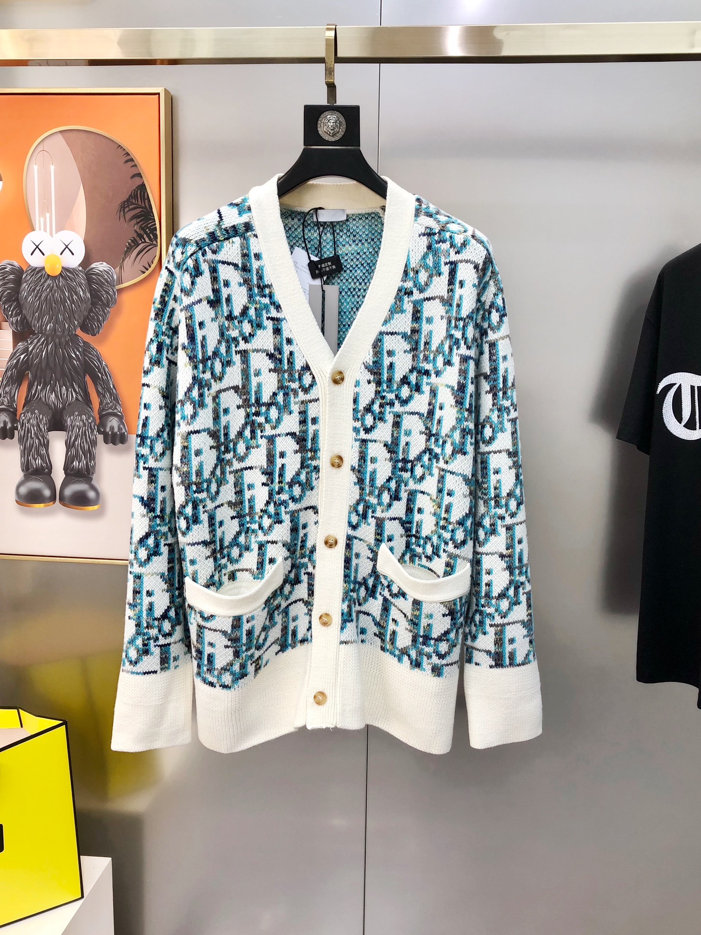 NO:442635,D*or Dior 2025 new styles for men and women, original single knitted cardigan sweater, cardigan jacket, sold simultaneously at the counter, channel goods, high-version hot products, fashionable and versatile, panoramic jacquard letter logo design, custom imported long velvet cotton Meinu wool fabric, customized original hardware accessories, soft and delicate, superior warmth, easy to highlight temperament, and versatile upper body makes you look slim!  The fabrics and factories we choose are all used by first-tier brands. The fine top is very handsome. The size is S-M-L (the maximum size can be worn about 185 kilograms. Please report your height and weight to place an order) shipped the next day, dior, jackets & coats, sweaters, alexander wang19860909D*or 迪奥2025新款男女同款原单针织开衫毛衣 羊毛衫外套 柜台同步售卖 渠道货 高版本爆款 时尚百搭 全景提花字母logo设计 定制进口长绒棉美丽奴羊毛面料 定制原版五金辅料 柔软细腻 保暖性优越 极易凸显出气质 ,上身百搭显瘦！我们所选择的面料及工厂都是一线品牌所使用的 精细做上身非常帅气 码数S-M-L（最大码可穿185斤左右 下单请报身高体重）隔天出货,,dior,jackets & coats,sweaters,alexander wang,Men's clothing