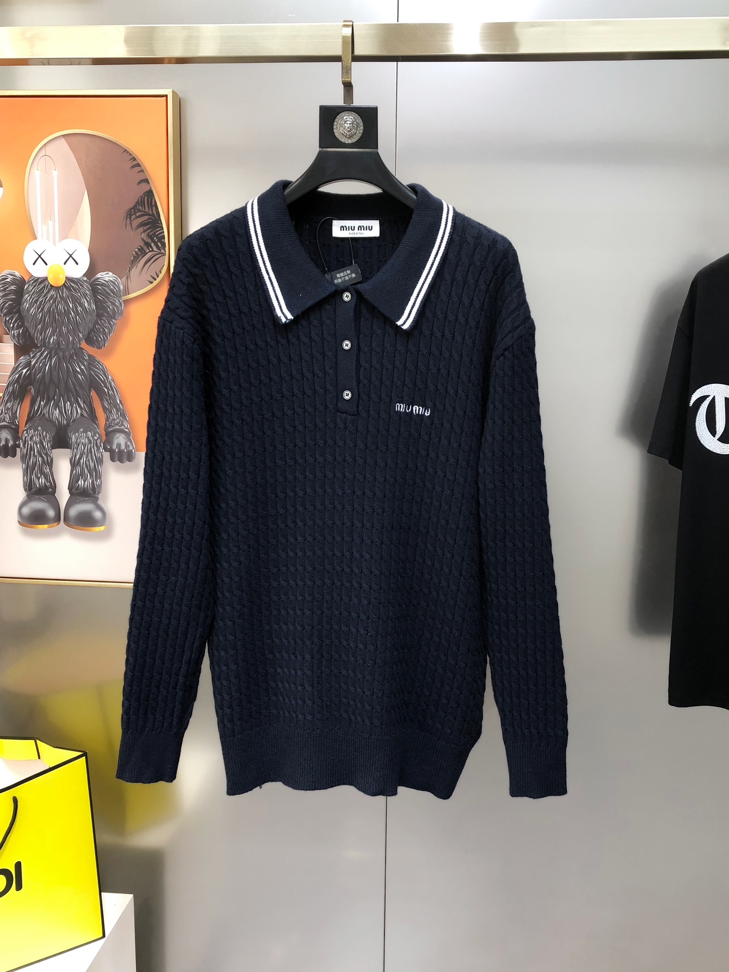 NO:444483,Miumiu2025 new men's original single knitted lapel sweater, cardigan, sold simultaneously at the counter, channel goods, high-version hot products, fashionable and versatile, chest embroidered letter logo design, custom imported long velvet cotton Meinu wool fabric, customized original hardware accessories, soft and delicate, superior warmth, easy to highlight temperament, versatile upper body makes you look slim!  The fabrics and factories we choose are all used by first-tier brands. The fine upper body is very handsome. The number of codes is 36-38-40-42=S-XL (the maximum code can be worn about 190 kilograms. Please report your height and weight to place an order) Ship the next day Navy blue,,miumiu,sweaters,alexander wang19860909miumiu2025新款男士原单针织翻领毛衣 羊毛衫 柜台同步售卖 渠道货 高版本爆款 时尚百搭 胸前刺绣字母logo设计 定制进口长绒棉美丽奴羊毛面料 定制原版五金辅料 柔软细腻 保暖性优越 极易凸显出气质 ,上身百搭显瘦！我们所选择的面料及工厂都是一线品牌所使用的 精细做上身非常帅气 码数36-38-40-42=S-XL（最大码可穿190斤左右 下单请报身高体重）隔天出货 藏青色,,miumiu,sweaters,alexander wang,Men's clothing