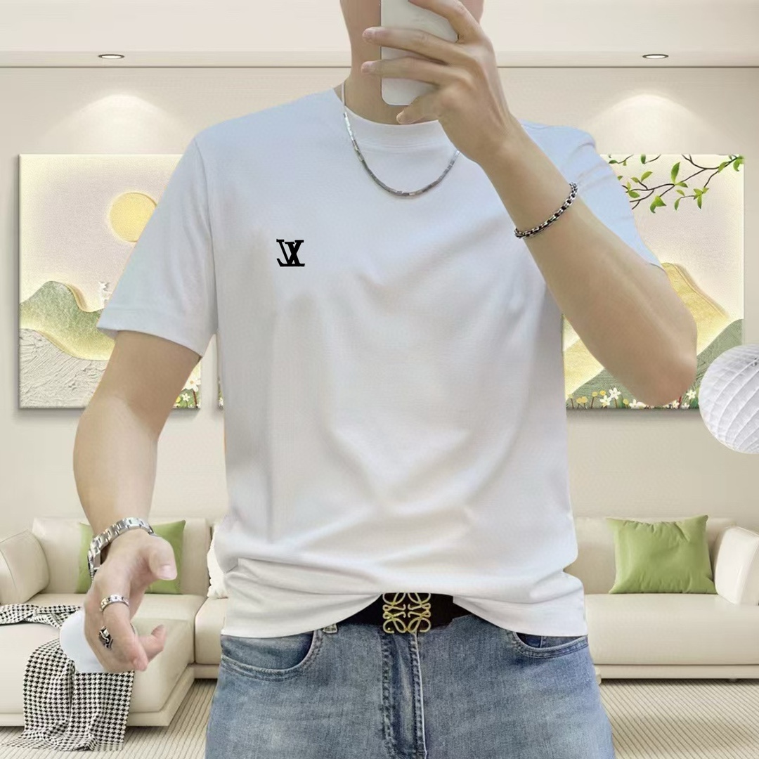 NO:444622,LV Louis Vuitton 2025 spring and summer new original single men's round neck short-sleeved T-shirt, high-end customization, fashionable and versatile, sold at the counter, three-dimensional printed glue logo design, customized imported Tiansi liquid ammonia cotton fabric, skin-friendly and comfortable to wear, the fabric is soft and breathable, and it feels very delicate to touch. The inner part is all made of single-needle edge locking process!  It can ensure that the dress does not deform!  Decent cut, no sense of restraint, OEM factory workmanship shows temperament and classy, ​​very handsome upper body size M-4XL (maximum size can be worn about 195 kilograms. Please report height and weight to place an order),,louis vuitton,louis vuitton,T-shirt,tees,t-shirt,alexander wang19860909LV 路易威登2025春夏新款原单男士圆领短袖T恤 高端定制 时尚百搭 柜台同步售卖 立体印胶logo设计 客供定制进口天丝液氨棉面料,穿着亲肤舒适 面料柔软透气 摸上去非常细腻的感觉.内里全部采用单针锁边工艺！能够确保穿着不变形！裁剪得体,没有任何束缚感,代工厂做工精细 显气质 显档次 上身非常帅气 尺码M-4XL（最大码可穿195斤左右 下单请报身高体重),,louis vuitton,louis vuitton,T-shirt,tees，t-shirt,alexander wang,Men's clothing