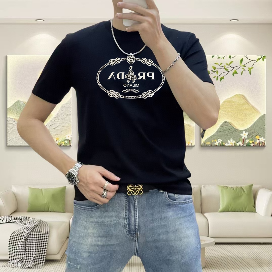 NO:444550,P*ADA 2025 spring and summer new original single men's round neck short-sleeved T-shirt, high-end customization, fashionable and versatile, sold at the counter, printed letter logo pattern design, customized imported Tiansi liquid ammonia cotton fabric, skin-friendly and comfortable to wear, the fabric is soft and breathable, and it feels very delicate to touch. The inner part is all made of single-needle edge locking process!  It can ensure that the dress does not deform!  Decent cut, no sense of restraint, OEM factory workmanship shows temperament and classy, ​​very handsome upper body size M-4XL (maximum size can be worn about 195 kilograms. Please report height and weight to place an order),,prada,T-shirt,tees,t-shirt,alexander wang19860909P*ADA 普拉哒2025春夏新款原单男士圆领短袖T恤 高端定制 时尚百搭 柜台同步售卖 印胶字母logo图案设计 客供定制进口天丝液氨棉面料,穿着亲肤舒适 面料柔软透气 摸上去非常细腻的感觉.内里全部采用单针锁边工艺！能够确保穿着不变形！裁剪得体,没有任何束缚感,代工厂做工精细 显气质 显档次 上身非常帅气 尺码M-4XL（最大码可穿195斤左右 下单请报身高体重),,prada,T-shirt,tees，t-shirt,alexander wang,Men's clothing