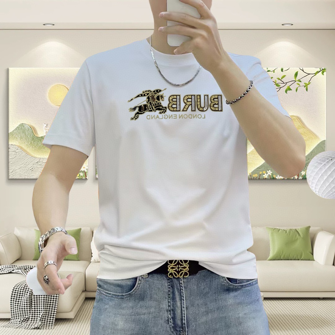 NO:444558,BURBE** Burberry 2025 spring and summer new original single men's round neck short-sleeved T-shirt, high-end customization, fashionable and versatile, sold at the counter simultaneously, three-dimensional printed glue and ironing letters, war horse logo pattern design, customized imported Tiansi liquid ammonia cotton fabric, skin-friendly and comfortable to wear, the fabric is soft and breathable, and it feels very delicate to touch. The inner part is all made of single-needle edge locking process!  It can ensure that the dress does not deform!  Decent cut, no sense of restraint, OEM factory workmanship shows temperament and classy, ​​very handsome upper body size M-4XL (maximum size can be worn about 195 kilograms. Please report height and weight to place an order), burberry, burberry, T-shirt, tees, t-shirt, alexander wang19860909BURBE** 巴宝莉2025春夏新款原单男士圆领短袖T恤 高端定制 时尚百搭 柜台同步售卖 立体印胶烫钻字母战马logo图案设计 客供定制进口天丝液氨棉面料,穿着亲肤舒适 面料柔软透气 摸上去非常细腻的感觉.内里全部采用单针锁边工艺！能够确保穿着不变形！裁剪得体,没有任何束缚感,代工厂做工精细 显气质 显档次 上身非常帅气 尺码M-4XL（最大码可穿195斤左右 下单请报身高体重),,burberry,burberry,T-shirt,tees，t-shirt,alexander wang,Men's clothing