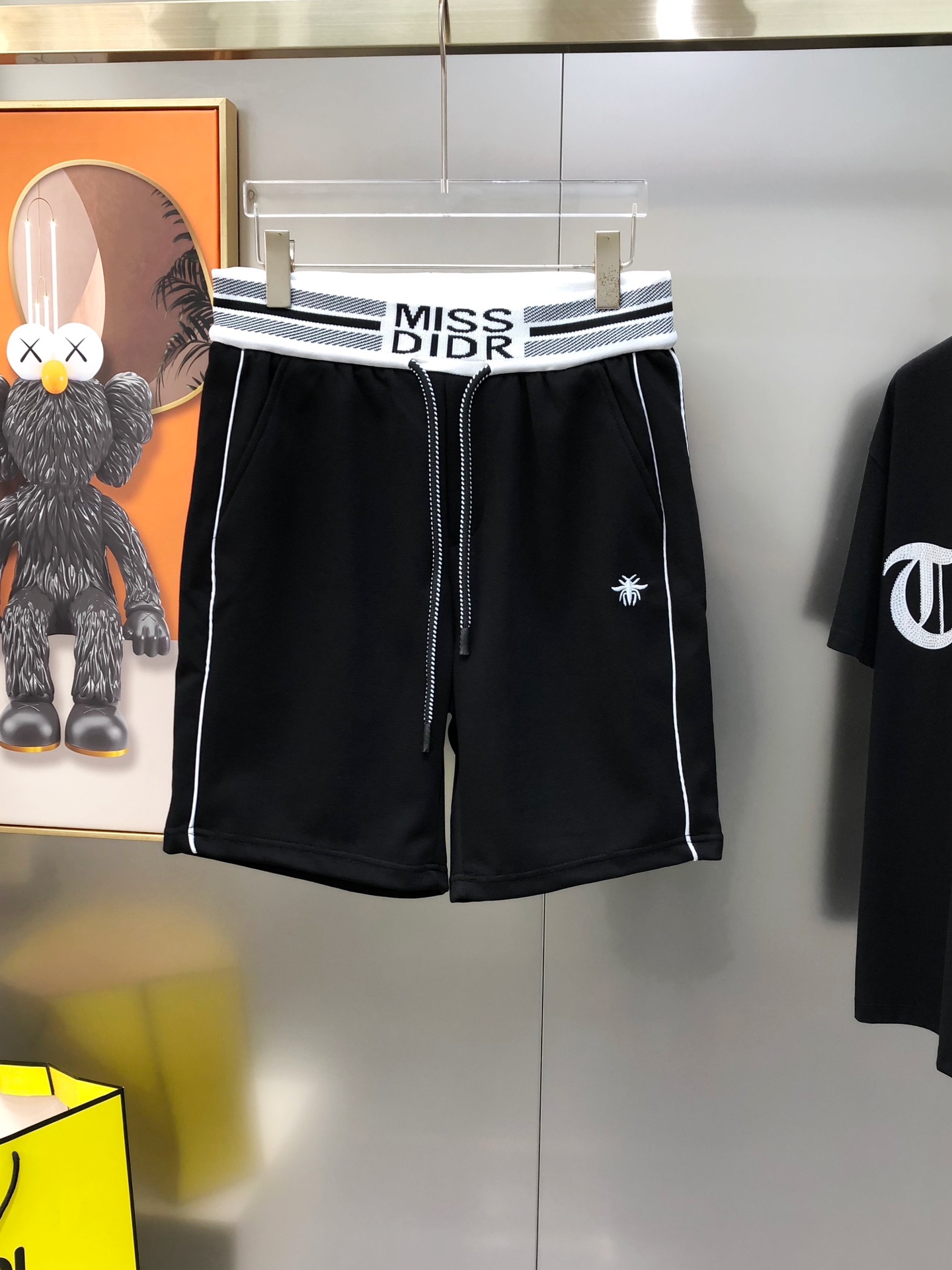 NO:444517,D*or Dior 2025 spring and summer new original single men's casual shorts, high-end customization at the counter, fashionable and versatile splicing webbing, three-dimensional embroidered bee logo design, customized original imported pure cotton fabric, imported hardware accessories, elegant and handsome upper body, a brand new visual feeling!  There is no sense of restraint. The OEM factory has very good details. It is not picky about people on the upper body. It is a must-have model. Size M-3XL=29-36 (maximum size can be worn about 185 kilograms) shipped the next day, dior, shorts, alexander wang19860909D*or 迪奥2025春夏新款原单男士休闲短裤 柜台同步售卖高端定制 时尚百搭款拼接织带 立体刺绣小蜜蜂logo设计 定制原版进口纯棉面料 进口五金辅料 上身优雅帅气,焕然一新的即视感！没有任何的束缚感 代工厂精细做细节都很到位,上身不挑人,必入的自留款.尺码M-3XL=29-36 (最大码可穿185斤左右）隔天出货,,dior,shorts,alexander wang,Men's clothing