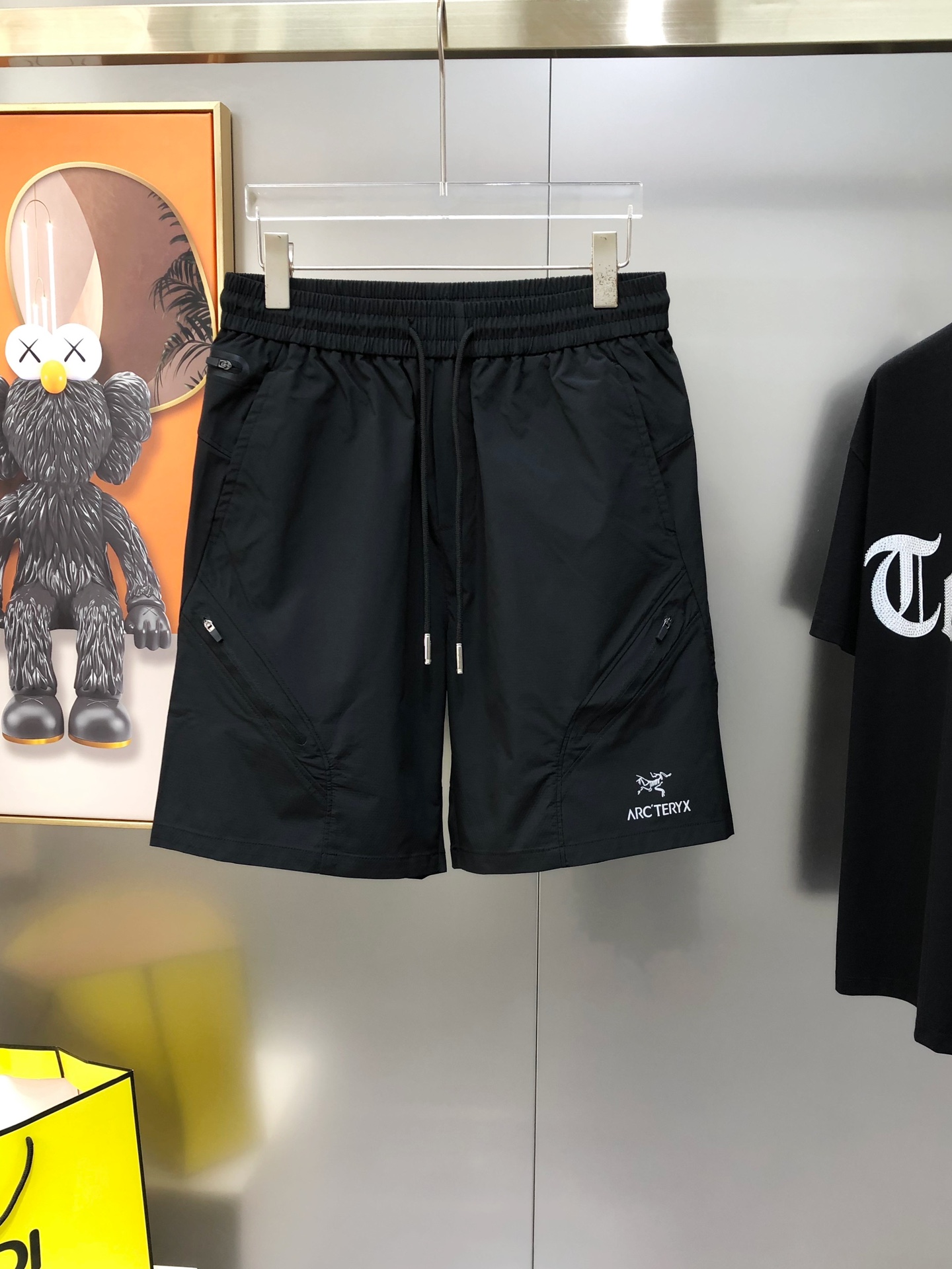 NO:444555,Archaeopteryx 2025 spring and summer new original single men's casual shorts, high-end customization sold at the counter, fashionable and versatile printed letter logo pattern design, customized original imported polyester fiber quick-drying fabric, imported hardware accessories, elegant and handsome upper body, a brand new visual feeling!  There is no sense of restraint. The OEM factory has very good details. It is not picky about people on the upper body. It is a must-have model. Size S-2XL=29-36 (maximum size can be worn about 185 kilograms) shipped the next day. Black, arc'teryx, shorts, alexander wang19860909始祖鸟2025春夏新款原单男士休闲短裤 柜台同步售卖高端定制 时尚百搭款印胶字母logo图案设计 定制原版进口聚酯纤维速干面料 进口五金辅料 上身优雅帅气,焕然一新的即视感！没有任何的束缚感 代工厂精细做细节都很到位,上身不挑人,必入的自留款.尺码S-2XL=29-36 (最大码可穿185斤左右）隔天出货 黑色,arc'teryx,shorts,alexander wang,Men's clothing