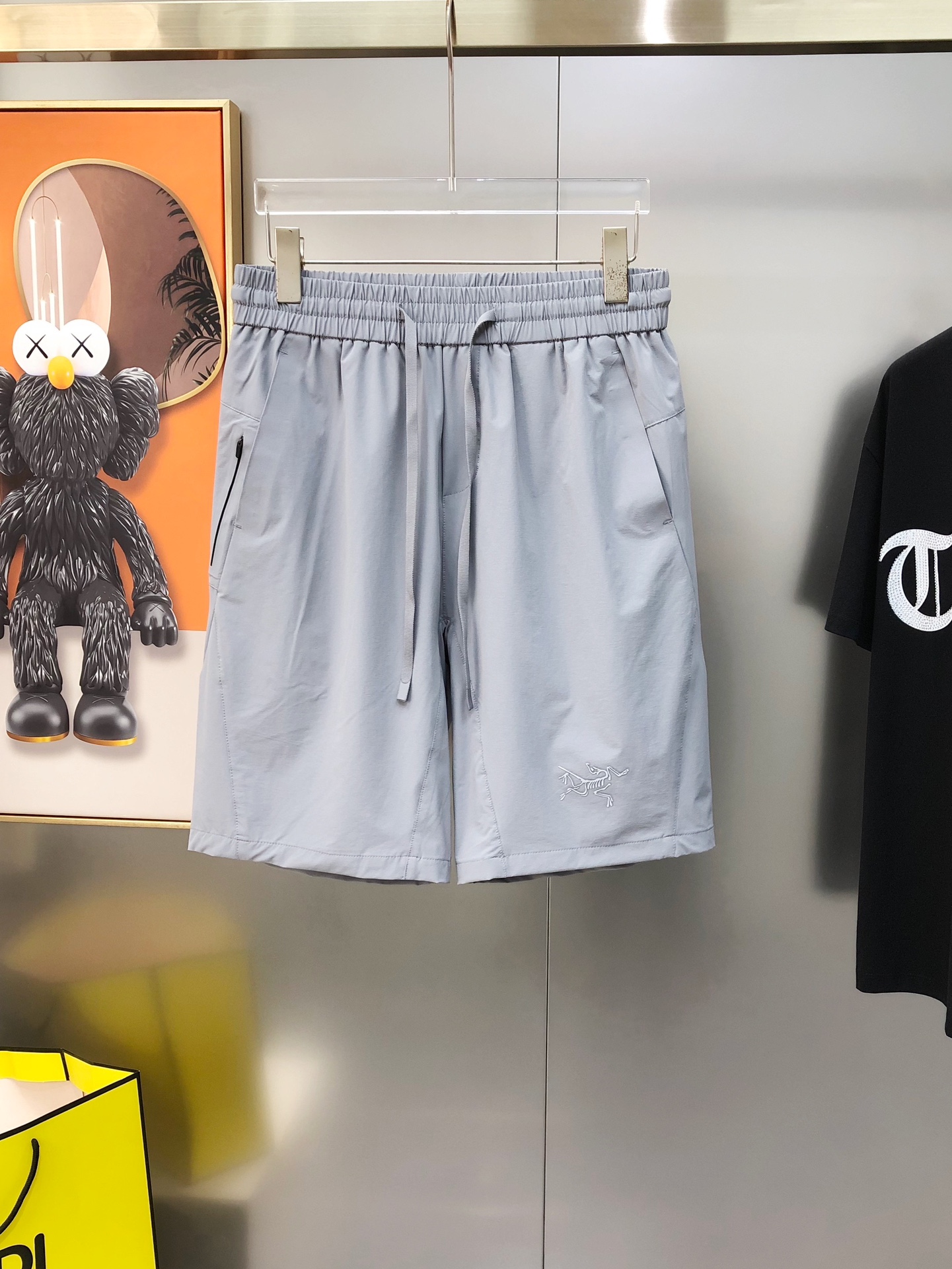 NO:444569,Archaeopteryx 2025 spring and summer new original single men's casual shorts, high-end customization sold at the counter, fashionable and versatile printed letter logo pattern design, customized original imported polyester fiber quick-drying fabric, imported hardware accessories, elegant and handsome upper body, a brand new visual feeling!  There is no sense of restraint. The OEM factory has very good details. It is not picky about people on the upper body. It is a must-have model. Size M-3XL=29-36 (maximum size can be worn about 185 catties) shipped the next day. Black gray, arc'teryx, shorts, alexander wang19860909始祖鸟2025春夏新款原单男士休闲短裤 柜台同步售卖高端定制 时尚百搭款印胶字母logo图案设计 定制原版进口聚酯纤维速干面料 进口五金辅料 上身优雅帅气,焕然一新的即视感！没有任何的束缚感 代工厂精细做细节都很到位,上身不挑人,必入的自留款.尺码M-3XL=29-36 (最大码可穿185斤左右）隔天出货 黑色 灰色,arc'teryx,shorts,alexander wang,Men's clothing