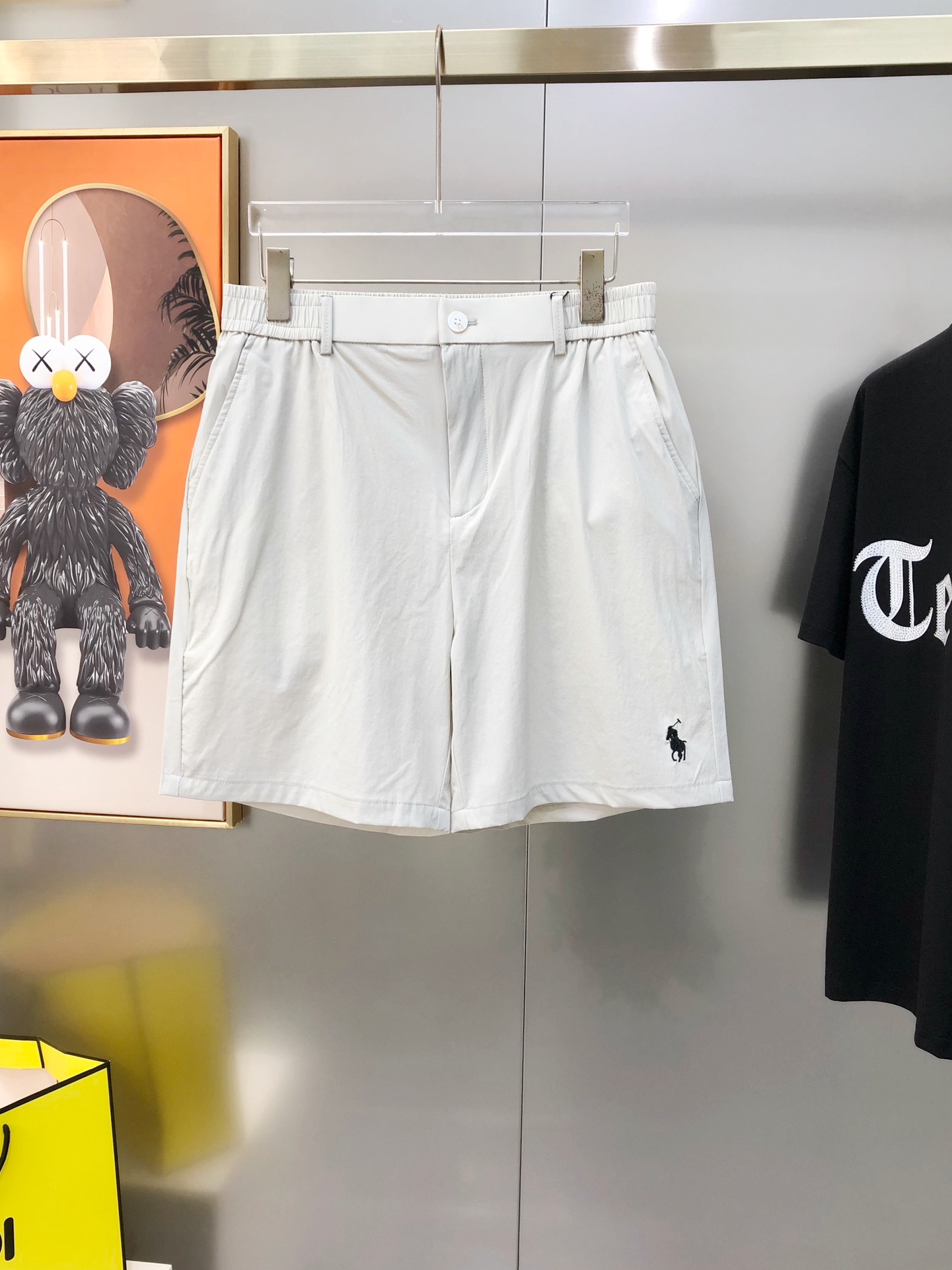 NO:444525,Polo Paul's new spring and summer style original single men's casual shorts are sold at the counter at the same time. Fashionable and versatile embroidered logo rubber label design. Customized original imported polyester fiber quick-drying fabric. Imported hardware accessories. The upper body is elegant and handsome, and a new visual feeling!  There is no sense of restraint. The OEM factory has very detailed details. It is not picky about people on the upper body, and it is a must-have model. Size M-3XL=29-36 (maximum size can be worn about 185 kilograms) shipped the next day. Khaki, shorts, alexander wang19860909Polo 保罗2025春夏新款原单男士休闲短裤 柜台同步售卖高端定制 时尚百搭款绣logo胶标设计 定制原版进口聚酯纤维速干面料 进口五金辅料 上身优雅帅气,焕然一新的即视感！没有任何的束缚感 代工厂精细做细节都很到位,上身不挑人,必入的自留款.尺码M-3XL=29-36 (最大码可穿185斤左右）隔天出货 卡其色,,shorts,alexander wang,Men's clothing