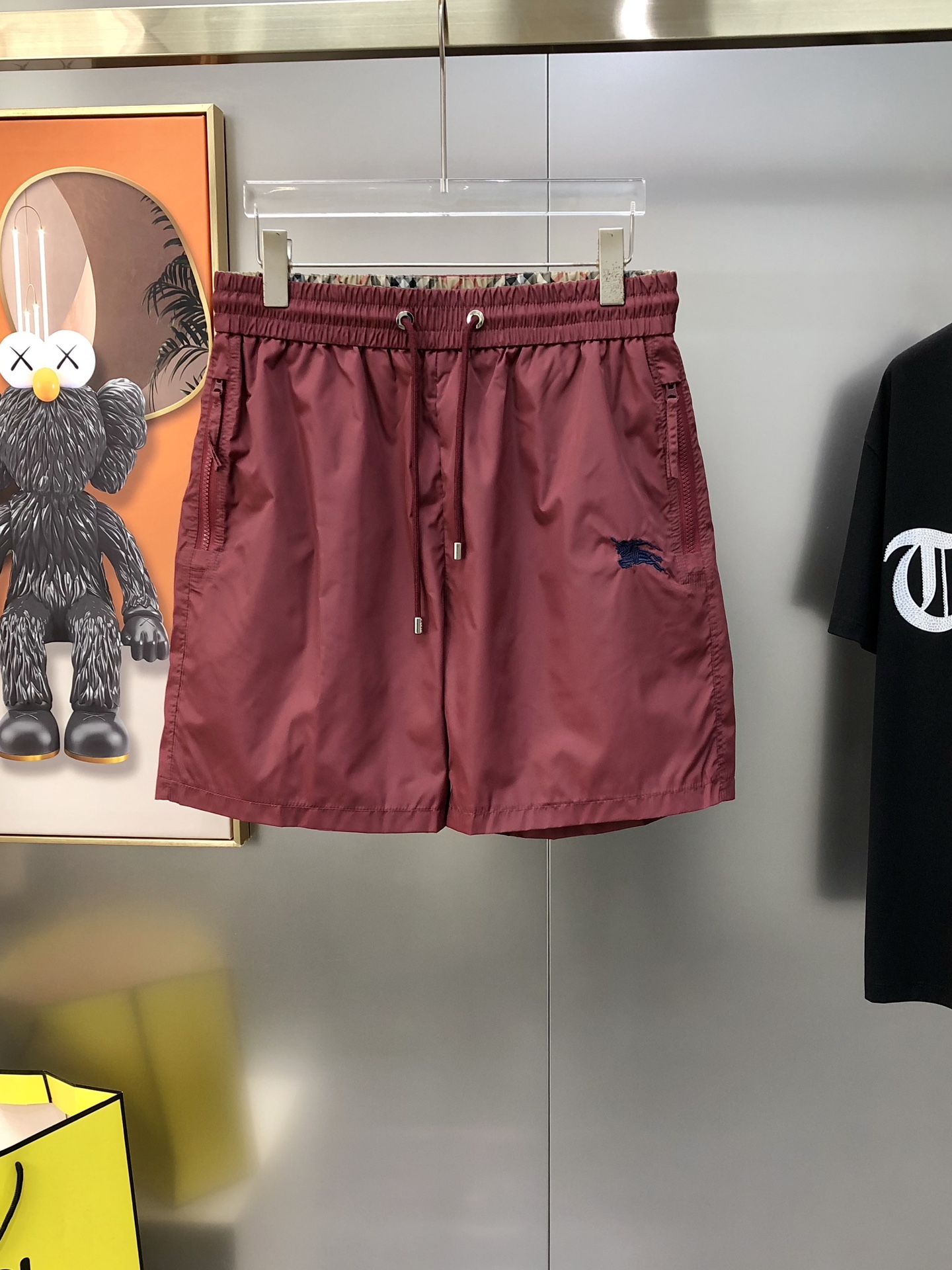 NO:444553,BURBE** Burberry's new spring and summer 2025 original single men's casual shorts are sold at the counter at the same time. Fashionable and versatile three-dimensional embroidered war horse logo pattern design Customized original imported polyester fiber quick-drying fabric imported hardware accessories. The upper body is elegant and handsome, and a new visual feeling!  There is no sense of restraint. The OEM factory has very good details. It is not picky about people on the upper body. It is a must-have model. Size M-3XL=29-36 (maximum size can be worn about 185 kilograms) shipped the next day, burberry, burberry, shorts, alexander wang19860909BURBE** 巴宝莉2025春夏新款原单男士休闲短裤 柜台同步售卖高端定制 时尚百搭款立体刺绣战马logo图案设计 定制原版进口聚酯纤维速干面料 进口五金辅料 上身优雅帅气,焕然一新的即视感！没有任何的束缚感 代工厂精细做细节都很到位,上身不挑人,必入的自留款.尺码M-3XL=29-36 (最大码可穿185斤左右）隔天出货,,burberry,burberry,shorts,alexander wang,Men's clothing