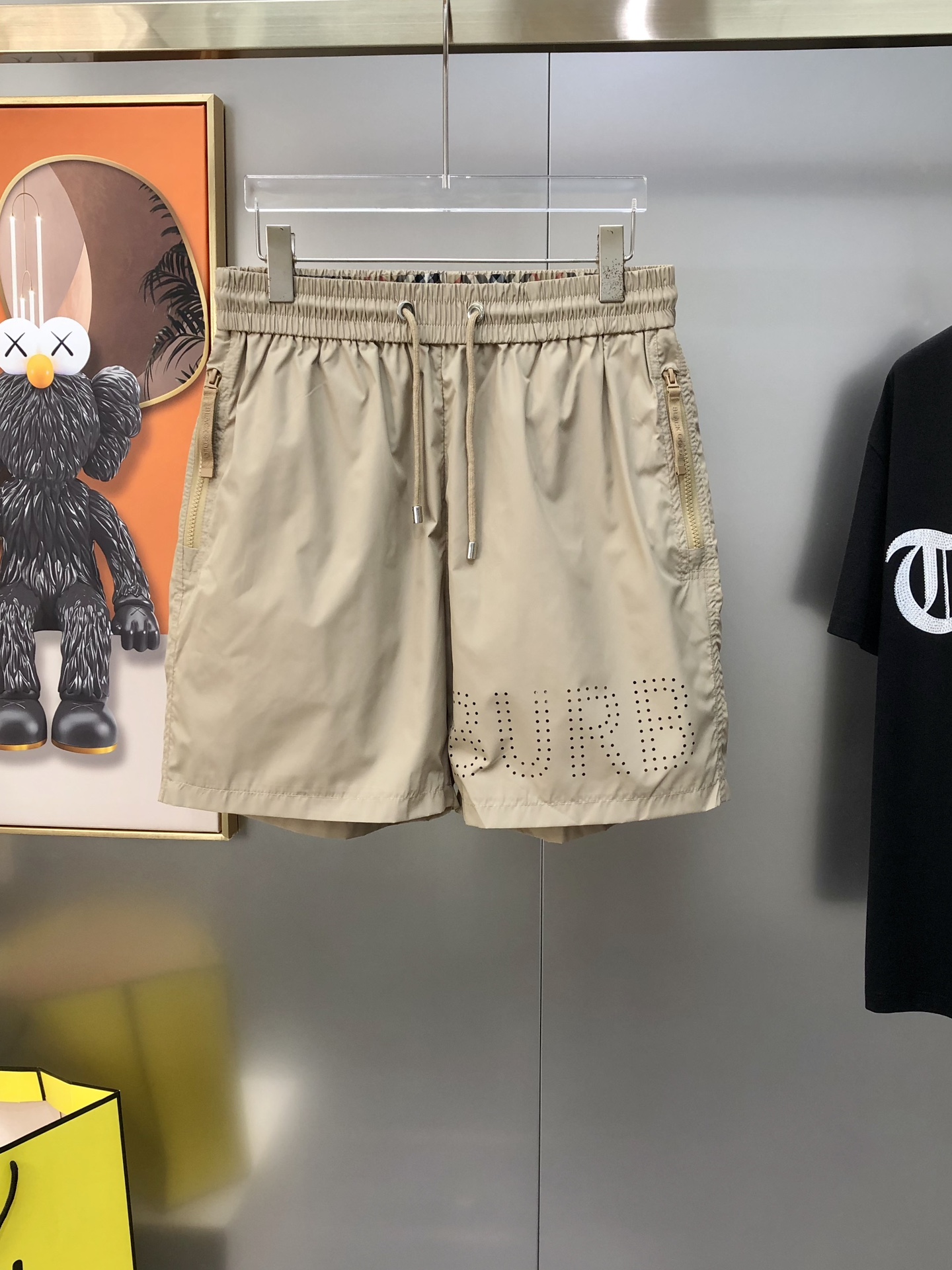 NO:444596,BURBE** Burberry's new spring and summer 2025 original single men's casual shorts are sold at the counter at the same time. Fashionable and versatile laser engraved letter logo design. Customized original imported polyester fiber quick-drying fabric. Imported hardware accessories. The upper body is elegant and handsome, and a new visual feeling!  There is no sense of restraint. The OEM factory has very good details. It is not picky about people on the upper body. It is a must-have model. Size M-3XL=29-36 (maximum size can be worn about 185 kilograms) shipped the next day. Khaki, burberry, burberry, shorts, alexander wang19860909BURBE** 巴宝莉2025春夏新款原单男士休闲短裤 柜台同步售卖高端定制 时尚百搭款激光雕刻字母logo设计 定制原版进口聚酯纤维速干面料 进口五金辅料 上身优雅帅气,焕然一新的即视感！没有任何的束缚感 代工厂精细做细节都很到位,上身不挑人,必入的自留款.尺码M-3XL=29-36 (最大码可穿185斤左右）隔天出货 卡其色,,burberry,burberry,shorts,alexander wang,Men's clothing