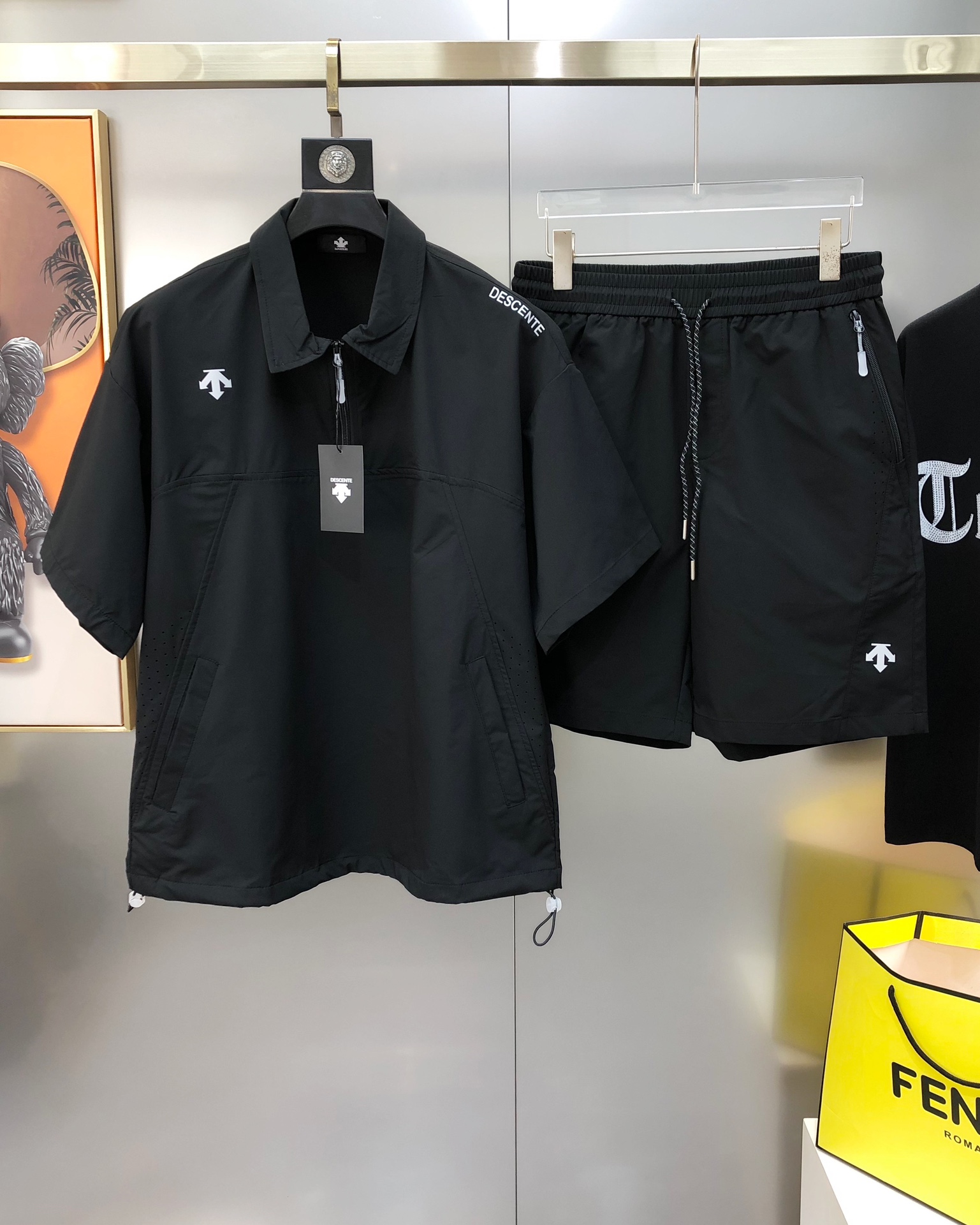 NO:444571,The whole set of D*SCENTE 2025 spring and summer new original single men's casual set, lapel short-sleeved shorts, removable and sold, high-end customization at the counter, fashionable and versatile printed letter logo pattern design, customized original imported polyester fiber quick-drying fabric, imported hardware accessories, elegant and handsome upper body, a new visual feeling!  There is no sense of restraint. The OEM factory has very detailed details. It is not picky about people on the upper body. It is a must-have model. Size M-3XL=29-36 (maximum size can be worn about 185 kilograms) shipped the next day. Black, shorts, T-shirt, alexander wang19860909整套 D*SCENTE 迪桑特2025春夏新款原单男士休闲套装 翻领短袖短裤 可拆开售卖 柜台同步售卖高端定制 时尚百搭款印胶字母logo图案设计 定制原版进口聚酯纤维速干面料 进口五金辅料 上身优雅帅气,焕然一新的即视感！没有任何的束缚感 代工厂精细做细节都很到位,上身不挑人,必入的自留款.尺码M-3XL=29-36 (最大码可穿185斤左右）隔天出货 黑色,,shorts,T-shirt,alexander wang,Men's clothing