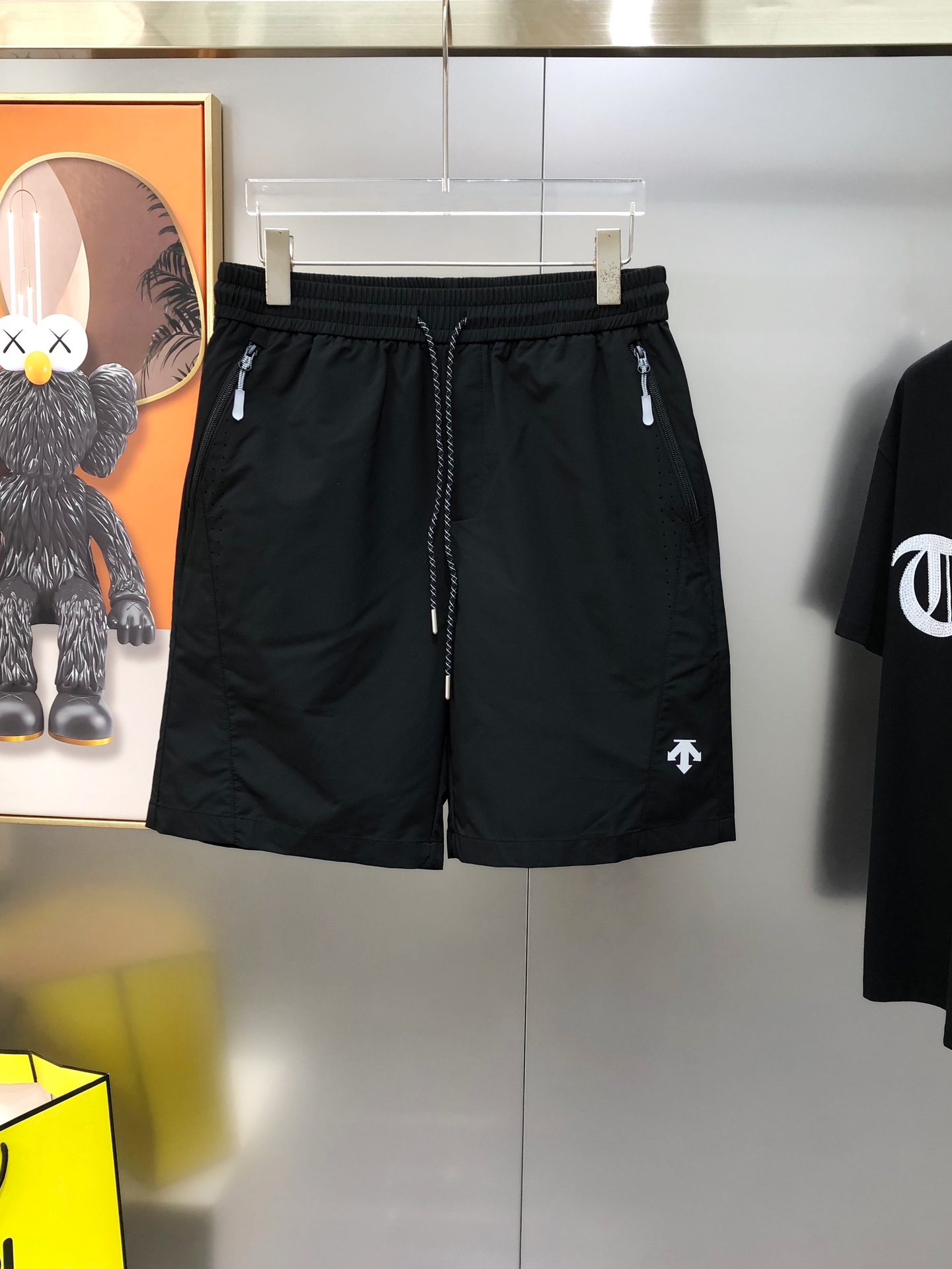 NO:444563,D*SCENTE 2025 spring and summer new original single men's casual shorts sold at the counter, high-end customization, fashionable and versatile printing logo pattern design, customized original imported polyester fiber quick-drying fabric, imported hardware accessories, elegant and handsome upper body, a brand new visual feeling!  There is no sense of restraint. The OEM factory has very detailed details. It is not picky about people on the upper body, and it is a must-have model. Size M-3XL=29-36 (maximum size can be worn about 185 kilograms) shipped the next day. Black, shorts, alexander wang19860909D*SCENTE 迪桑特2025春夏新款原单男士休闲短裤 柜台同步售卖高端定制 时尚百搭款印胶logo图案设计 定制原版进口聚酯纤维速干面料 进口五金辅料 上身优雅帅气,焕然一新的即视感！没有任何的束缚感 代工厂精细做细节都很到位,上身不挑人,必入的自留款.尺码M-3XL=29-36 (最大码可穿185斤左右）隔天出货 黑色,,shorts,alexander wang,Men's clothing