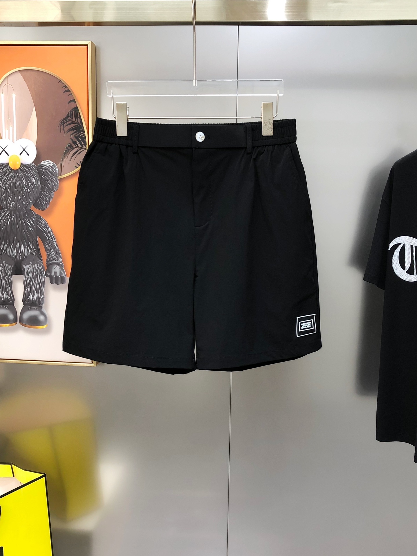 NO:444532,BURBE** Burberry's new spring and summer 2025 original single men's casual shorts are sold at the counter at the same time. Fashionable and versatile embroidered logo rubber label design. Customized original imported polyester fiber quick-drying fabric. Imported hardware accessories. The upper body is elegant and handsome, and a new visual feeling!  There is no sense of restraint. The OEM factory has very detailed details. It is not picky about people on the upper body, and it is a must-have model. Size M-3XL=29-36 (maximum size can be worn about 185 kilograms) shipped the next day. Black, burberry, burberry, shorts, alexander wang19860909BURBE** 巴宝莉2025春夏新款原单男士休闲短裤 柜台同步售卖高端定制 时尚百搭款绣logo胶标设计 定制原版进口聚酯纤维速干面料 进口五金辅料 上身优雅帅气,焕然一新的即视感！没有任何的束缚感 代工厂精细做细节都很到位,上身不挑人,必入的自留款.尺码M-3XL=29-36 (最大码可穿185斤左右）隔天出货 黑色,,burberry,burberry,shorts,alexander wang,Men's clothing