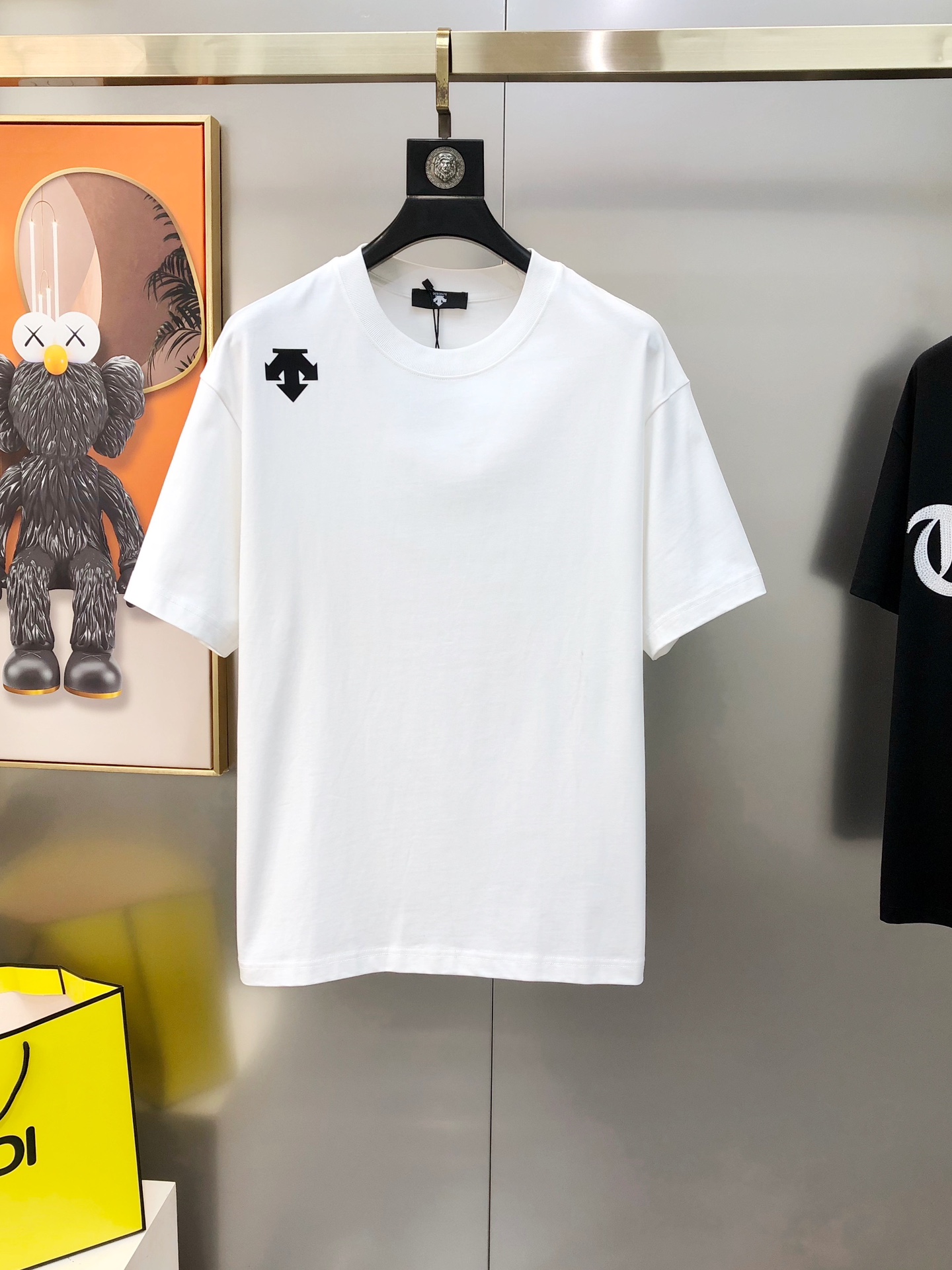 NO:444751,D*SCENTE 2025 spring and summer new original single men's round neck short-sleeved T-shirt sold simultaneously in the counter, hot high-end quality, high-version OS version, wide version, three-dimensional printed letter logo pattern design, customized imported double-strand pure cotton fabric, soft and delicate, skin-friendly and comfortable to wear, OEM finely made on the upper body is very handsome and stylish S-2XL (large, maximum size can be worn about 200 pounds, please report height and weight to place an order) Black White Shipping the next day,,T-shirt,tees,t-shirt,alexander wang19860909D*SCENTE 迪桑特2025春夏新款原单男士圆领短袖T恤 专柜同步售卖 爆款高端品质 高版本 OS版型阔版 立体印胶字母logo图案设计 定制进口双股纯棉面料 手感柔软细腻 穿着亲肤舒适 代工厂精细做上身非常帅气有型 尺码S-2XL（偏大 最大码可穿200斤左右 下单请报身高体重) 黑色 白色 隔天出货,,T-shirt,tees，t-shirt,alexander wang,Men's clothing