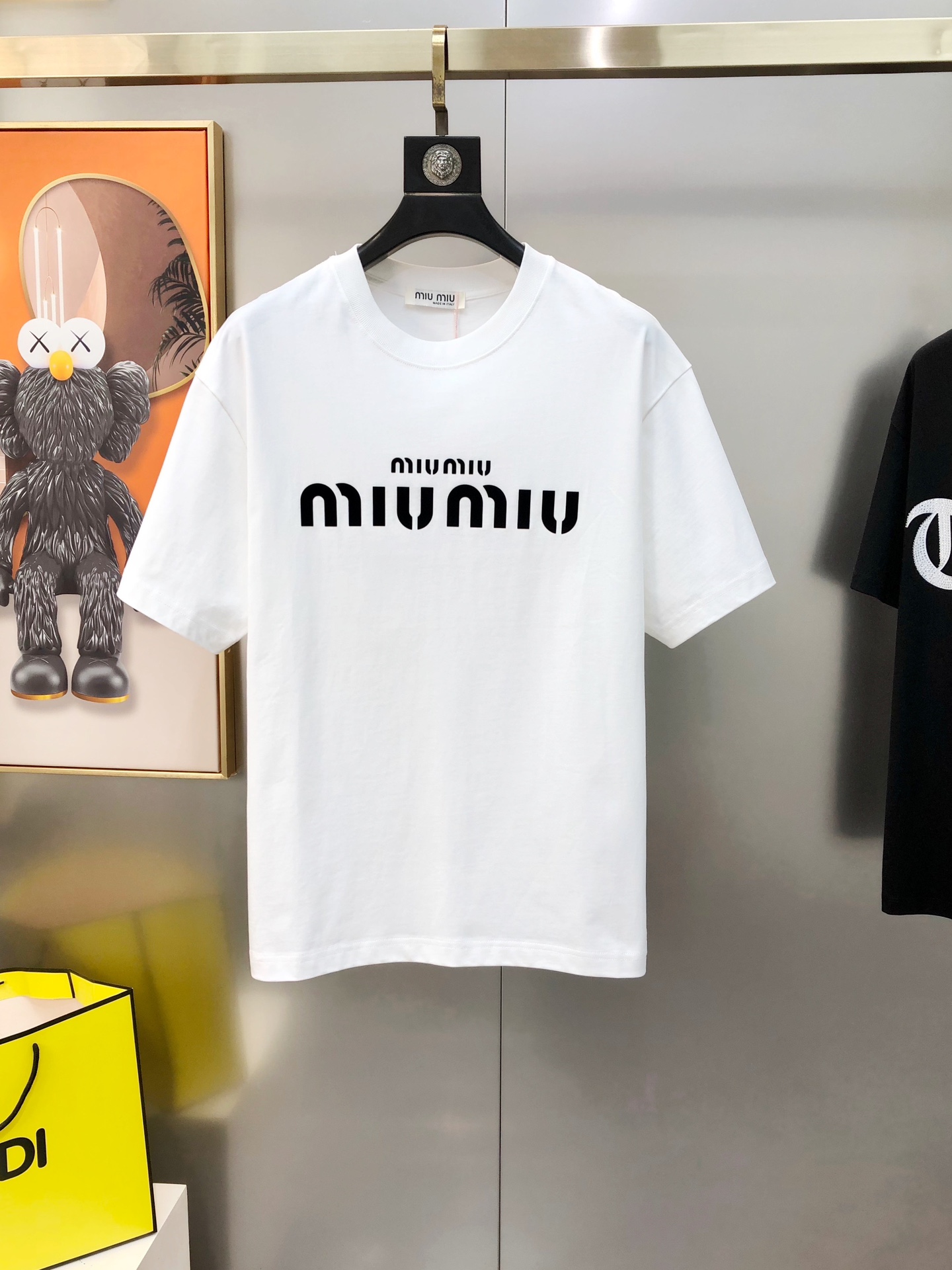 NO:444707,Miumiu 2025 spring and summer new original single men's round neck short-sleeved T-shirt sold simultaneously in the counter. High-end quality. High-version. OS version. Wide version. Flocking hot stamped letter logo pattern design. Custom imported double-strand pure cotton fabric. Soft and delicate touch. Skin-friendly and comfortable to wear. OEM factory made it very handsome and stylish. Size S-2XL (large. The maximum size can be worn about 200 kilograms. Please report height and weight when placing an order) Black and white. Shipping the next day,,miumiu, T-shirt,tees, t-shirt,alexander wang19860909miumiu2025春夏新款原单男士圆领短袖T恤 专柜同步售卖 爆款高端品质 高版本 OS版型阔版 植绒烫印字母logo图案设计 定制进口双股纯棉面料 手感柔软细腻 穿着亲肤舒适 代工厂精细做上身非常帅气有型 尺码S-2XL（偏大 最大码可穿200斤左右 下单请报身高体重) 黑色 白色 隔天出货,,miumiu,T-shirt,tees，t-shirt,alexander wang,Men's clothing