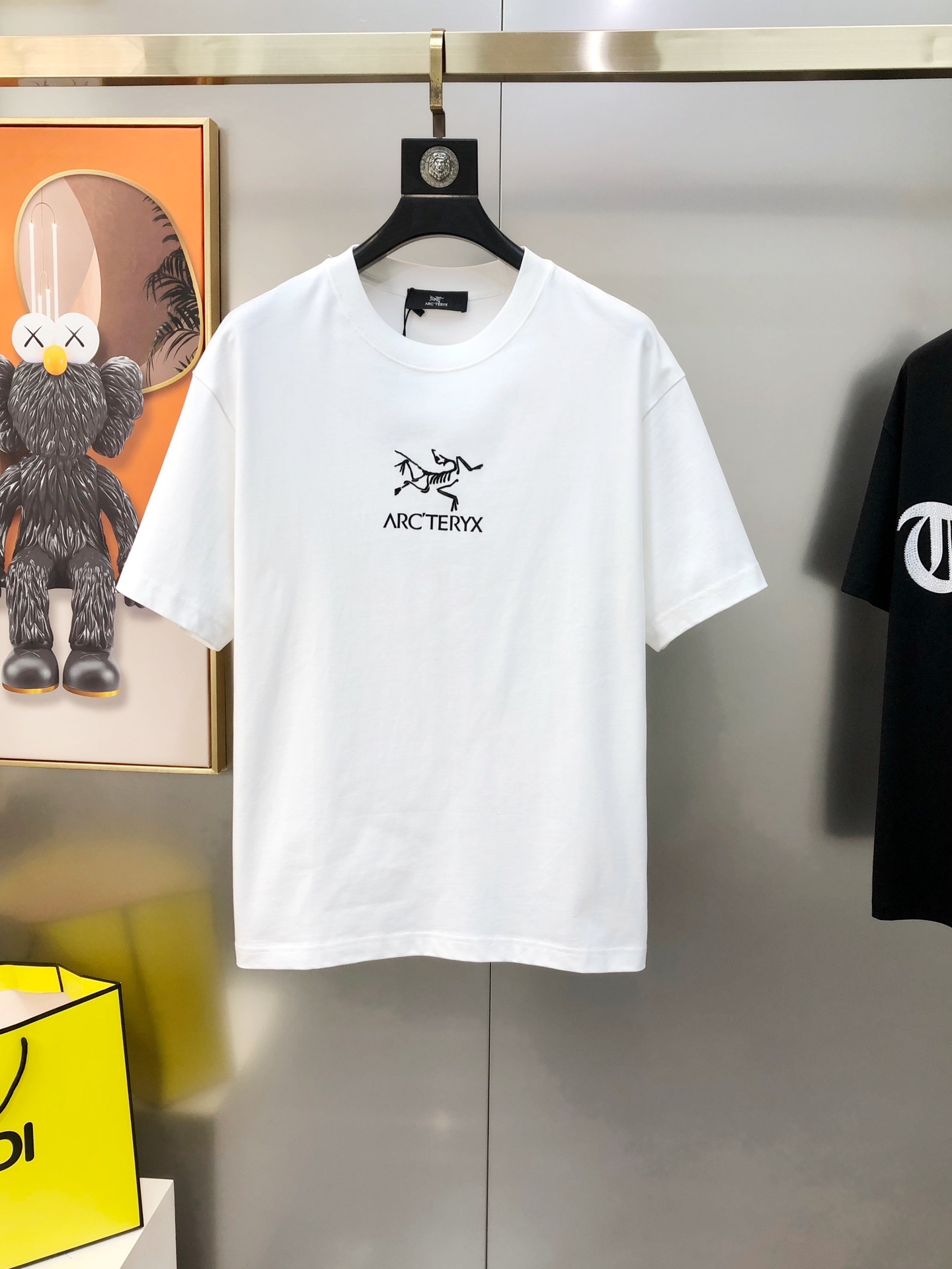 NO:444734,Archaeoptera bird 2025 spring and summer new original single men's round neck short-sleeved T-shirt sold simultaneously in counters Hot-up high-end quality High-version OS version Flocking hot stamped letter logo pattern design Custom imported double-strand pure cotton fabric Soft and delicate touch, skin-friendly and comfortable to wear The OEM is finely made in the upper body very handsome and stylish S-2XL (large, maximum size can be worn about 200 pounds. Please report height and weight when placing an order) Black White Shipping the next day, arc'teryx, T-shirt,tees, t-shirt,alexander wang19860909始祖鸟2025春夏新款原单男士圆领短袖T恤 专柜同步售卖 爆款高端品质 高版本 OS版型阔版 植绒烫印字母logo图案设计 定制进口双股纯棉面料 手感柔软细腻 穿着亲肤舒适 代工厂精细做上身非常帅气有型 尺码S-2XL（偏大 最大码可穿200斤左右 下单请报身高体重) 黑色 白色 隔天出货,arc'teryx,T-shirt,tees，t-shirt,alexander wang,Men's clothing